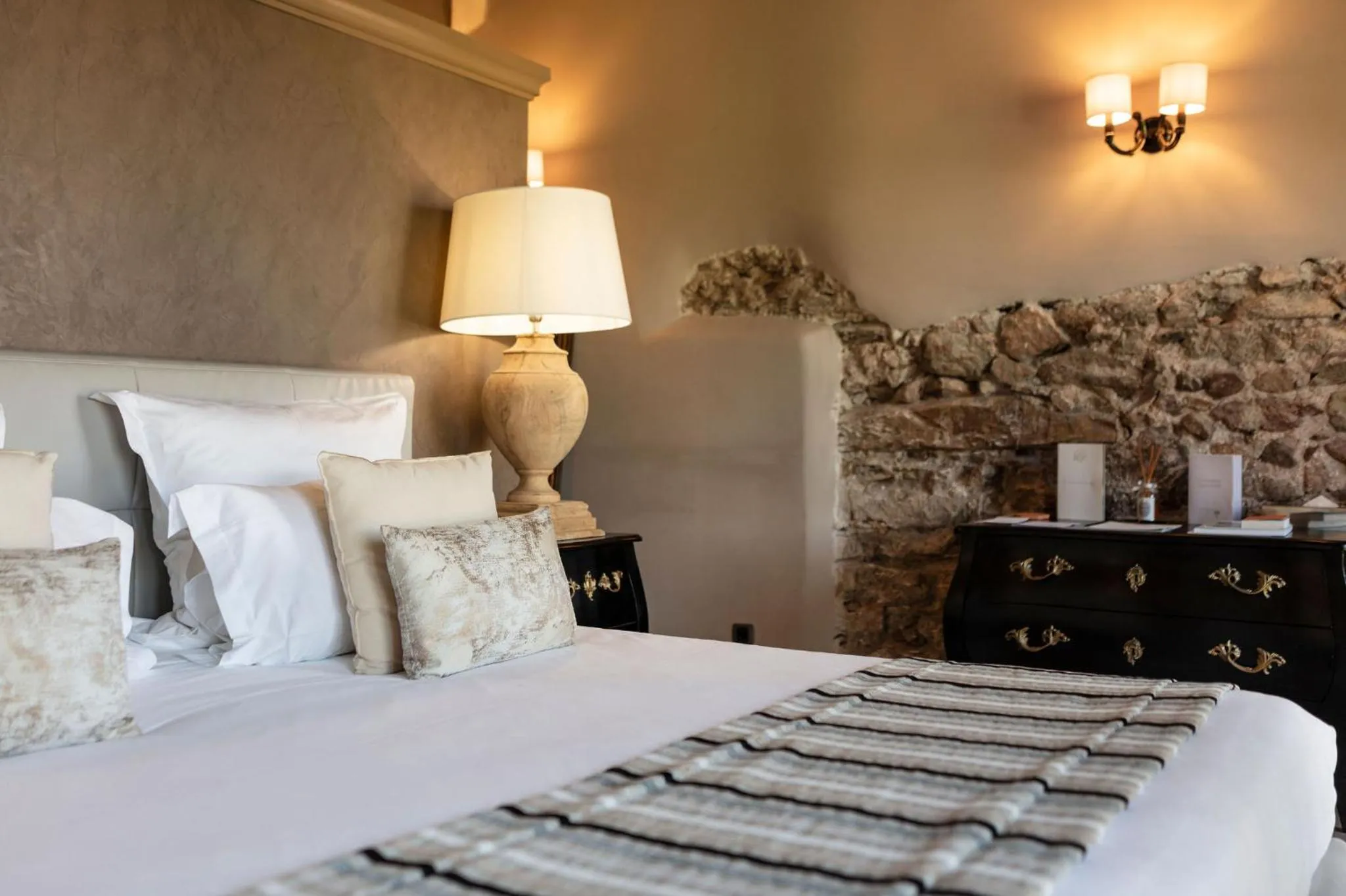 Shower, Bed in La Bastide Du Clos des Roses - Teritoria