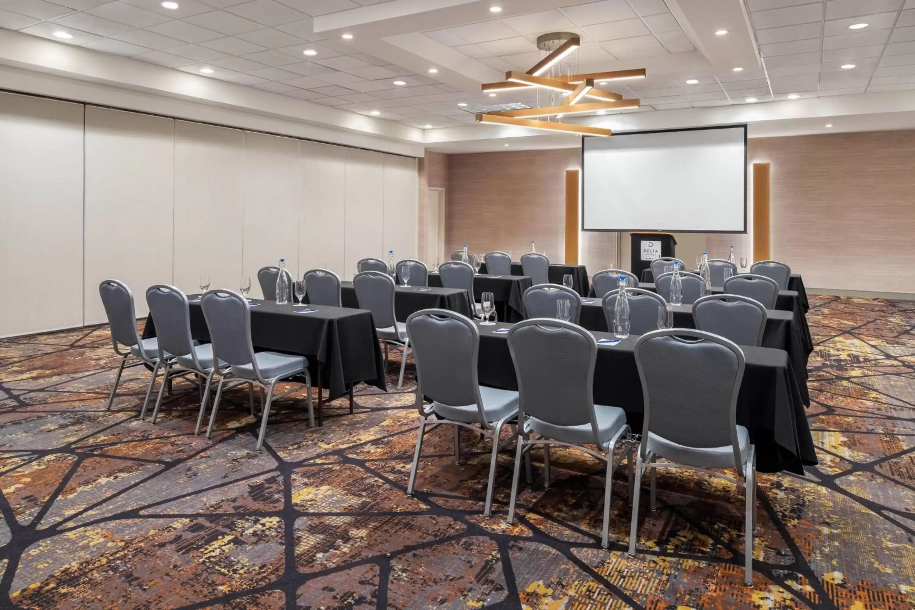 Meeting/conference room in Delta Hotels by Marriott Green Bay