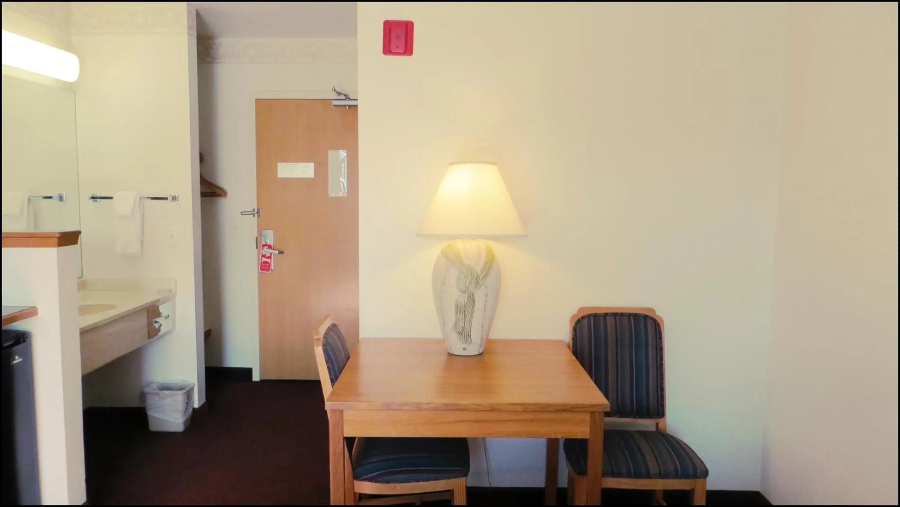 Bedroom, Dining Area in Peppermill Empress Inn