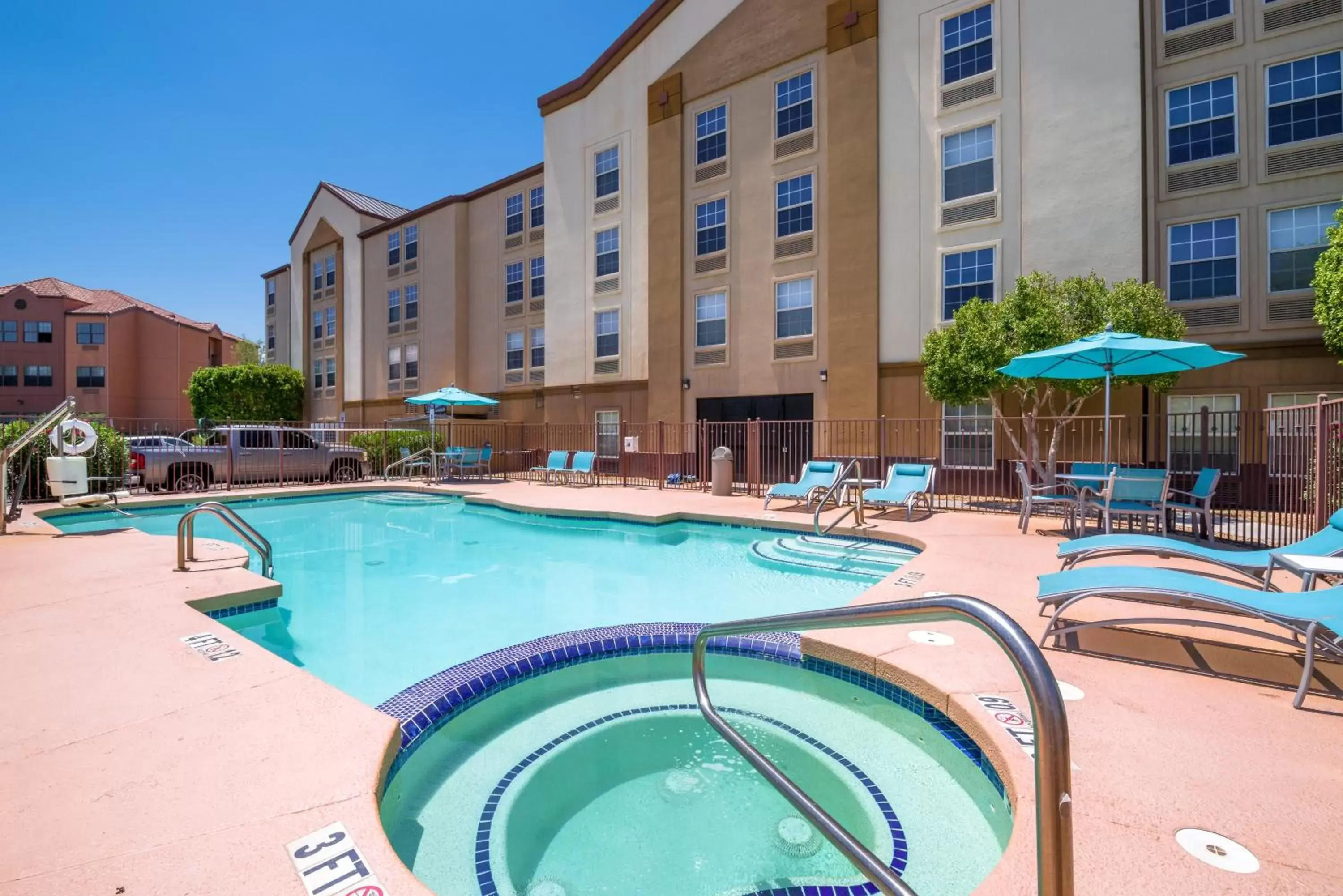 Swimming pool, Property Building in Holiday Inn Express Phoenix-Airport/University Drive, an IHG Hotel