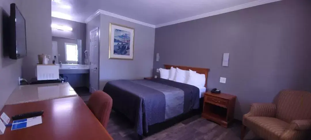 Photo of the whole room, Bed in Rodeway Inn Chico University Area Photo of the whole room, Bed in Rodeway Inn Chico University Area