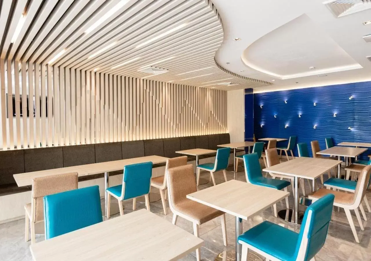 Seating area, Restaurant/Places to Eat in Holiday Inn Express Pattaya Central, an IHG Hotel