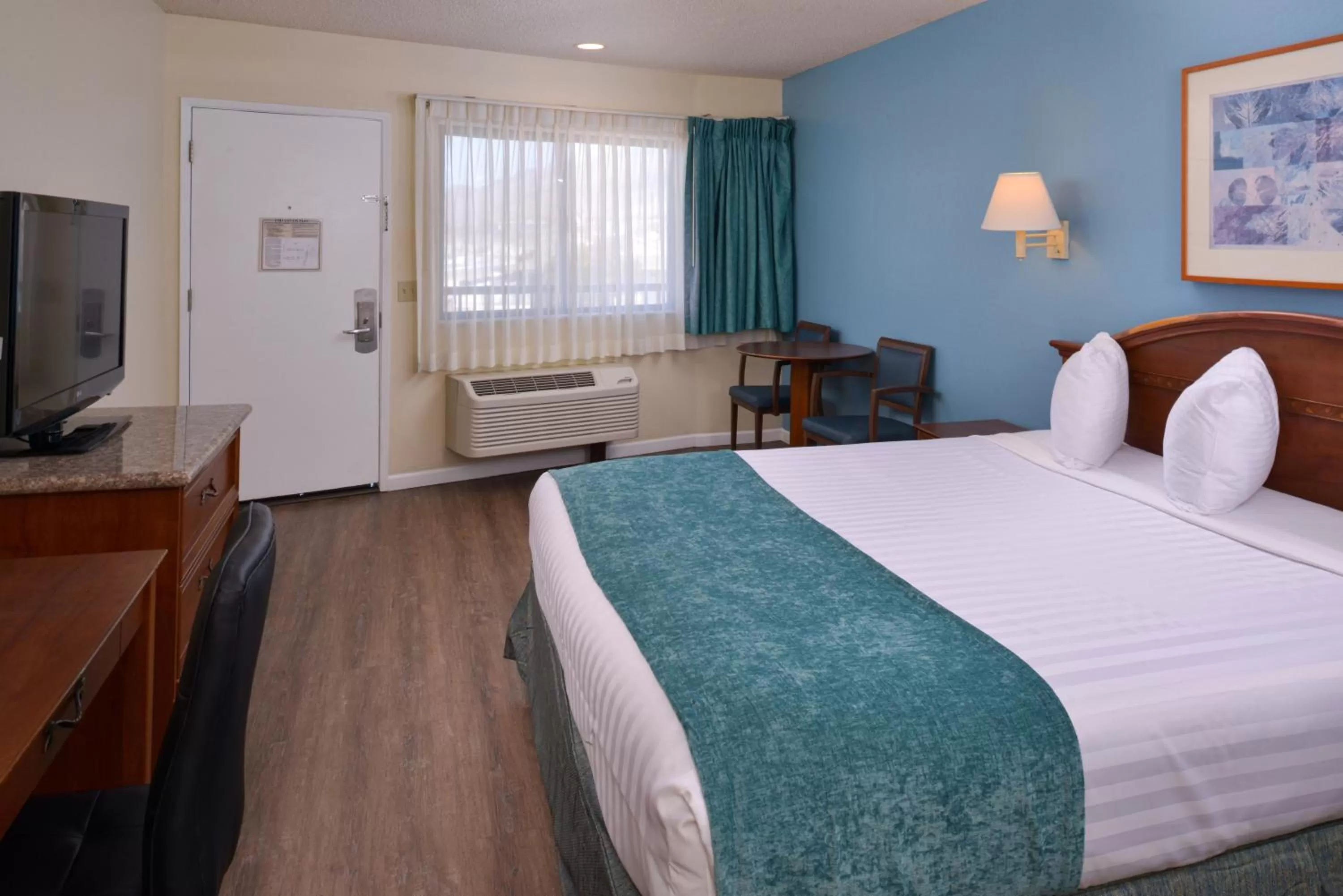 Photo of the whole room, Bed in Edgewater Inn and Suites