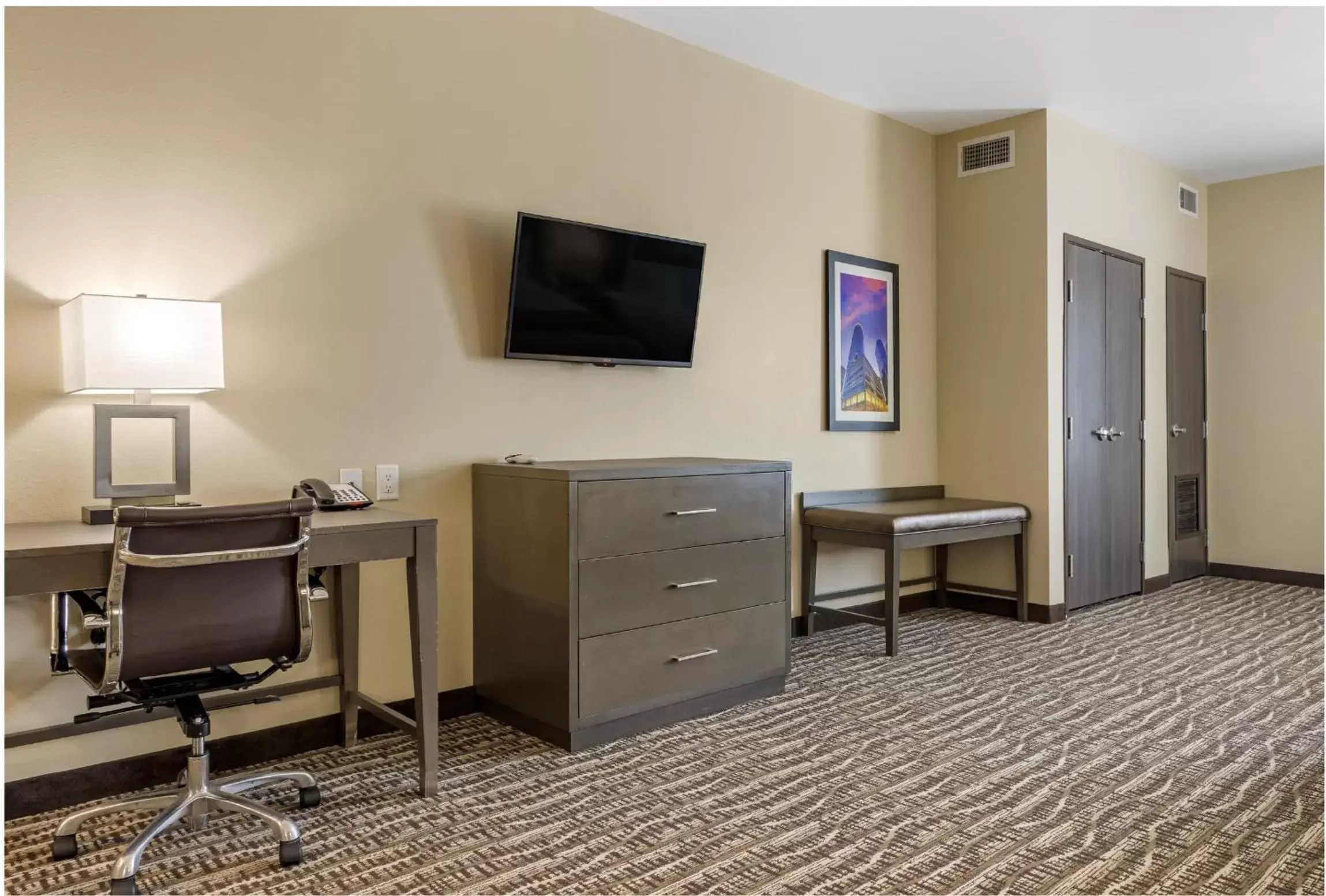 TV and multimedia, TV/Entertainment Center in Comfort Suites Northwest Houston At Beltway 8