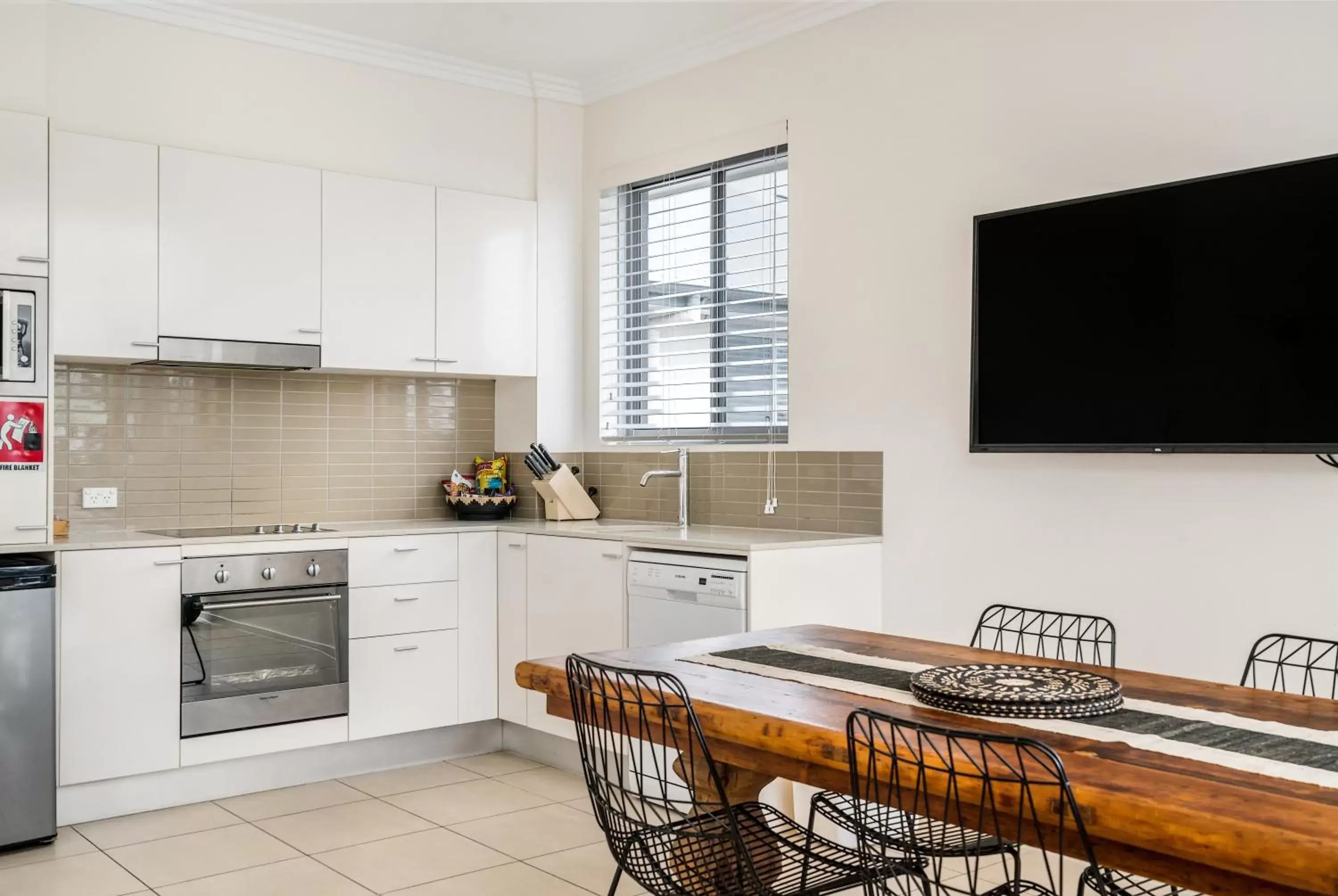 Kitchen or kitchenette, Kitchen/Kitchenette in Byron Bay Hotel and Apartments