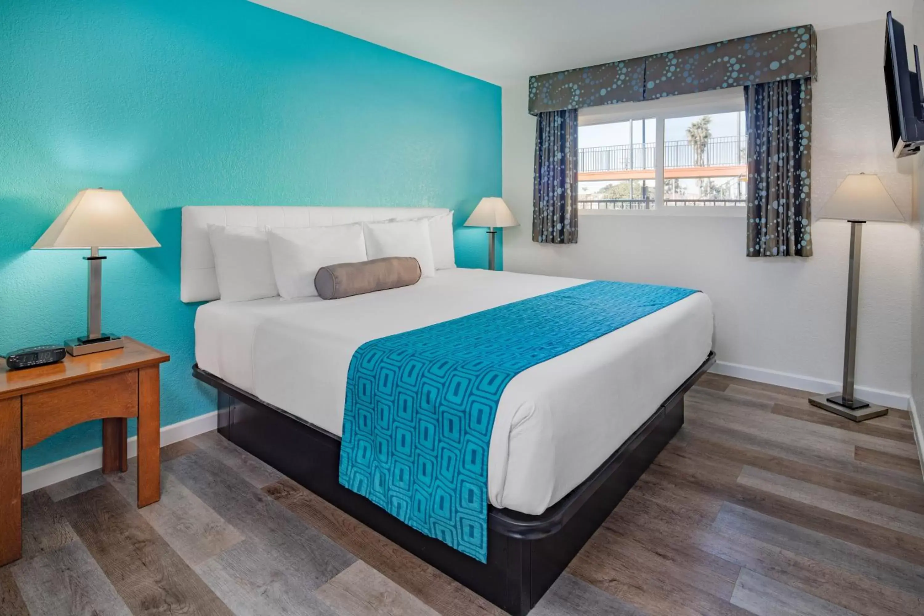Bed in Howard Johnson by Wyndham Chula Vista/San Diego Suite Hotel