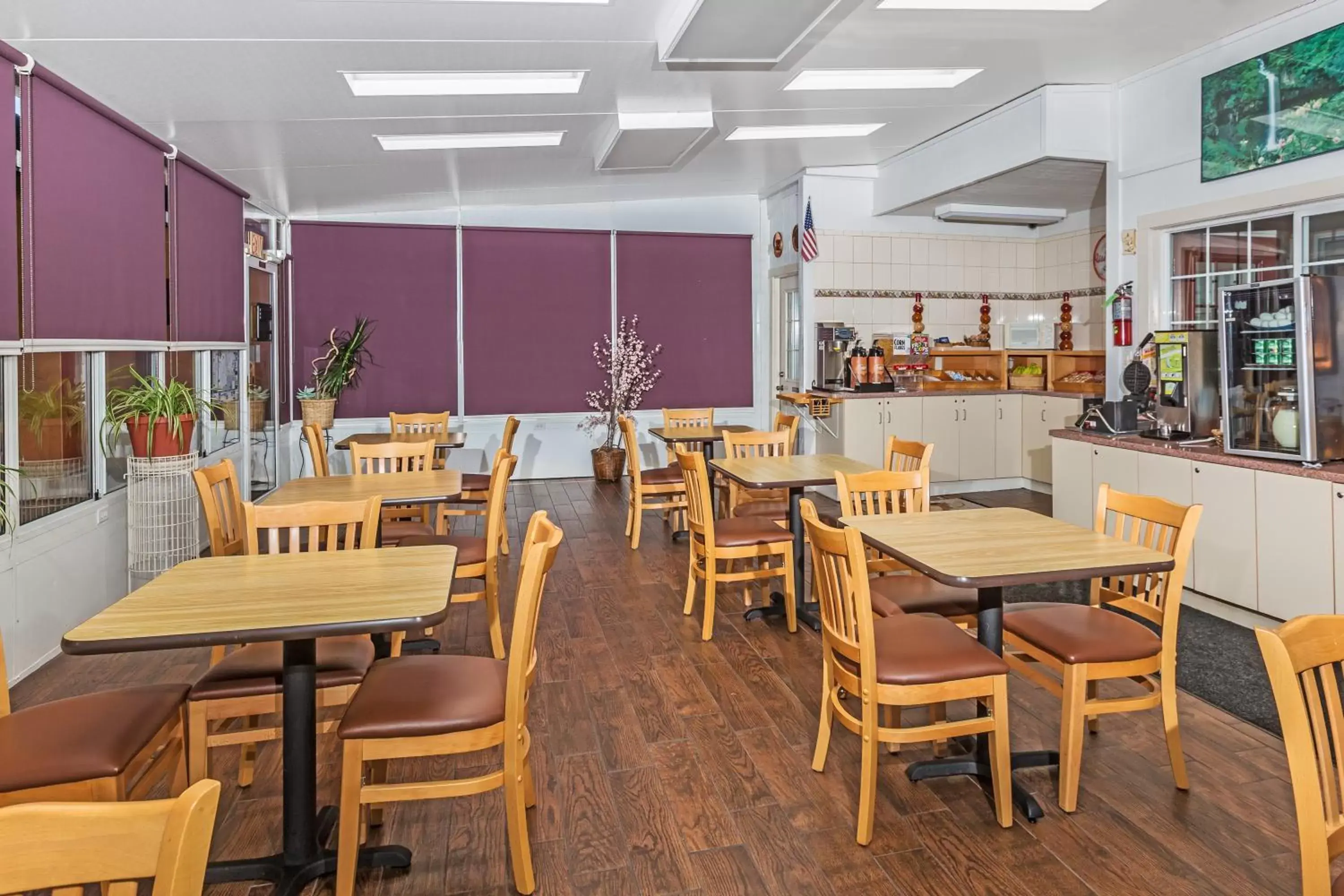 Seating area, Restaurant/Places to Eat in Howard Johnson by Wyndham Santa Cruz Beach Boardwalk