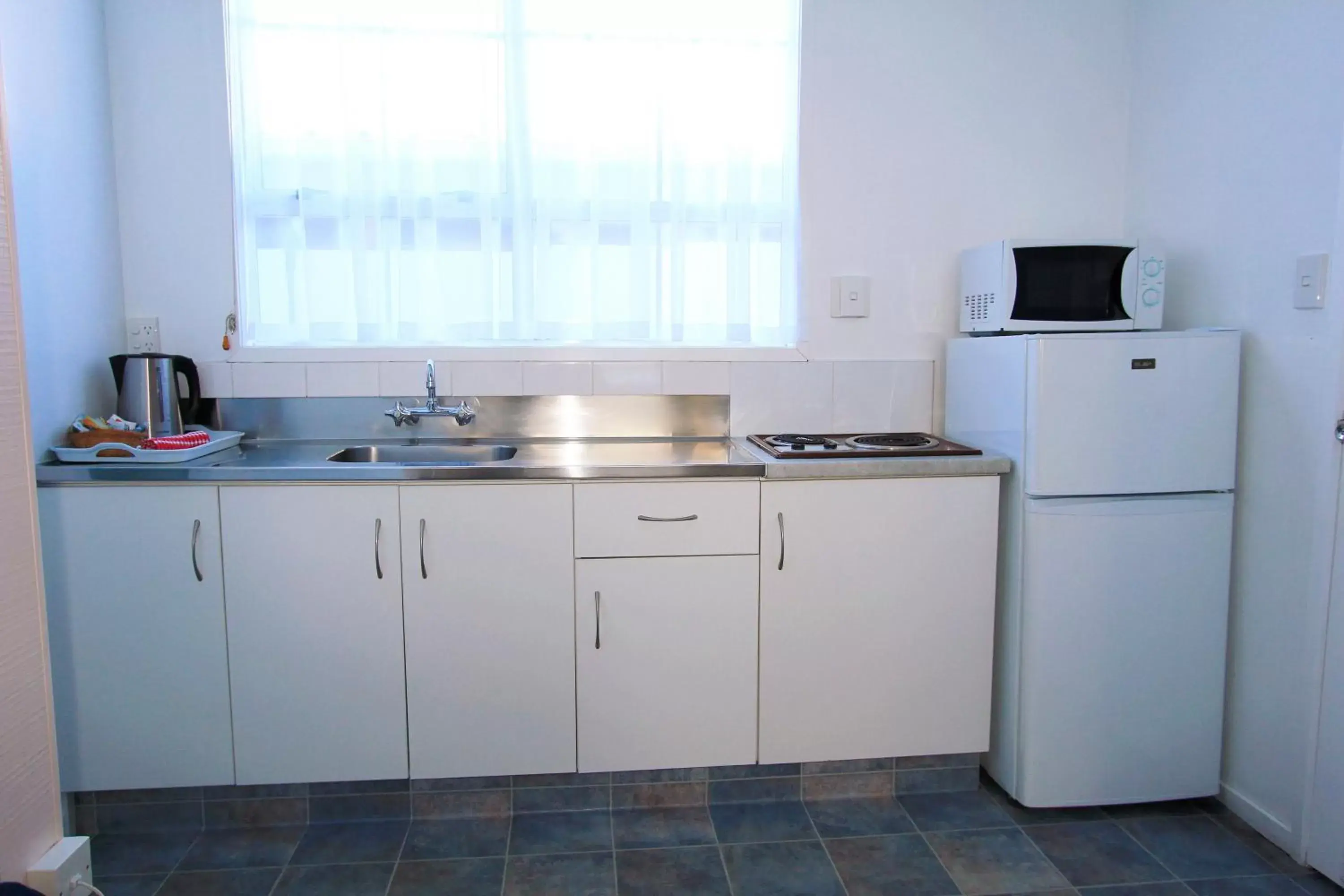 Kitchen or kitchenette, Kitchen/Kitchenette in Golden Glow Motel