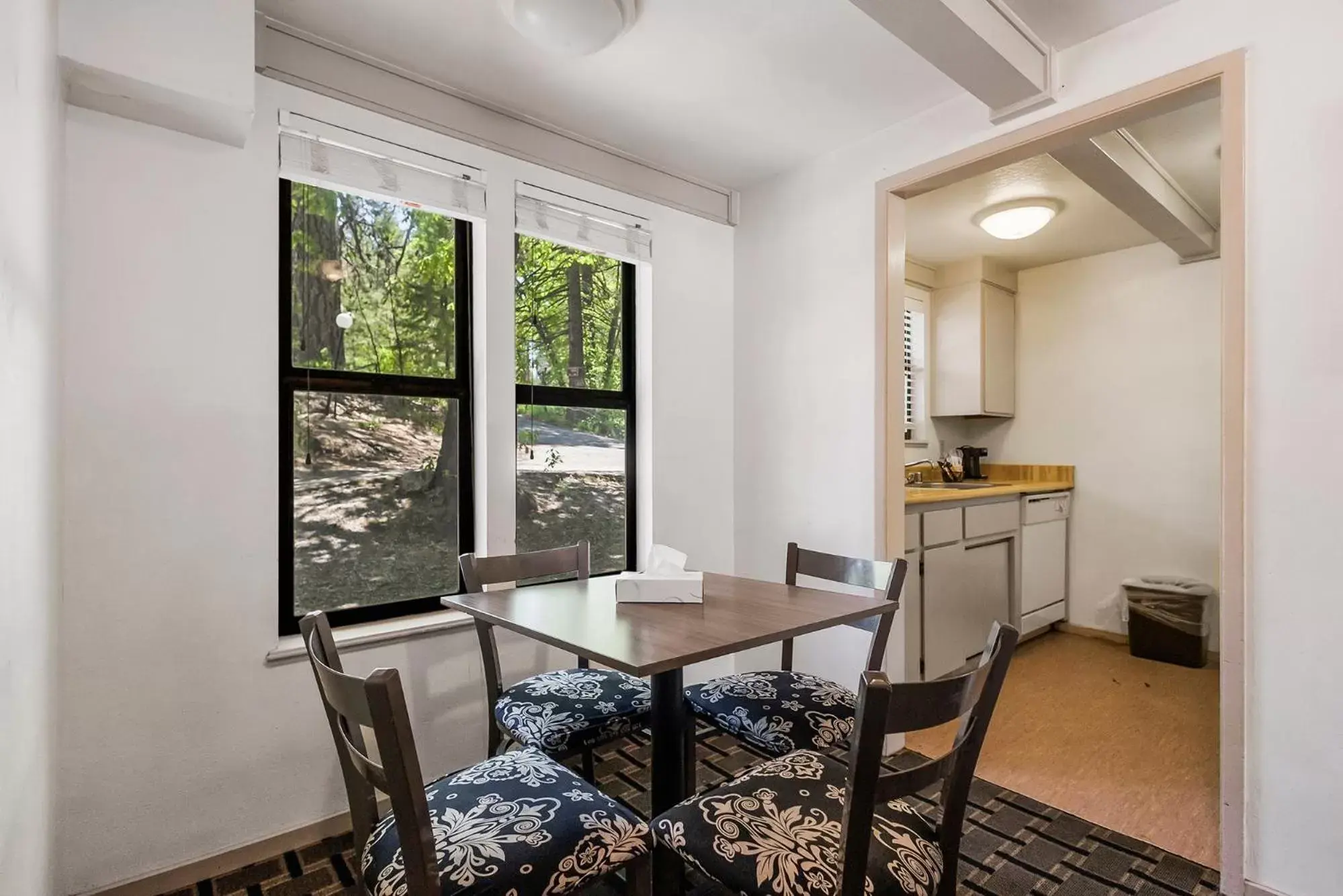 View (from property/room), Dining Area in Northern Queen Inn