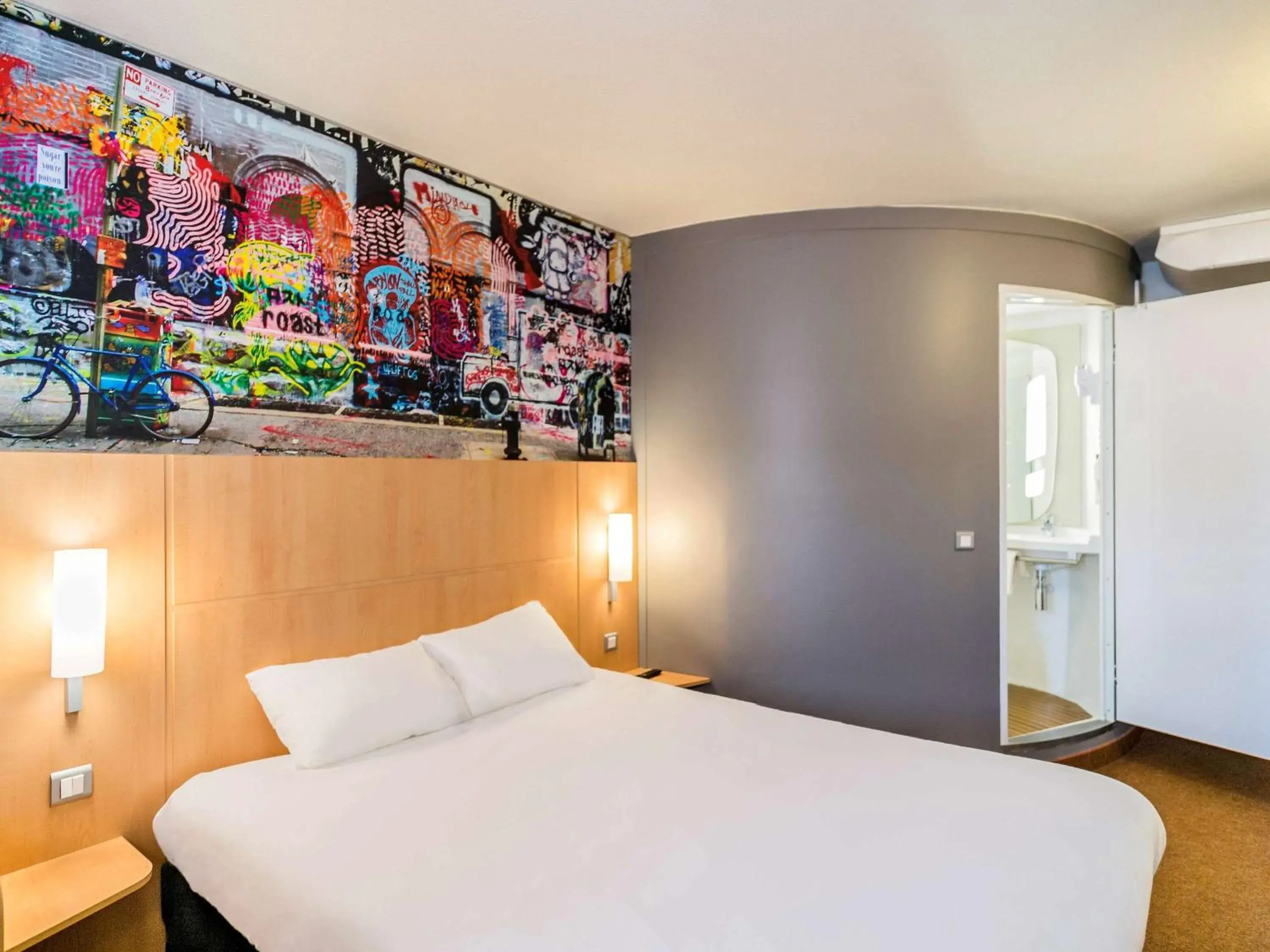 Photo of the whole room, Bed in ibis Marne La Vallée Val d'Europe