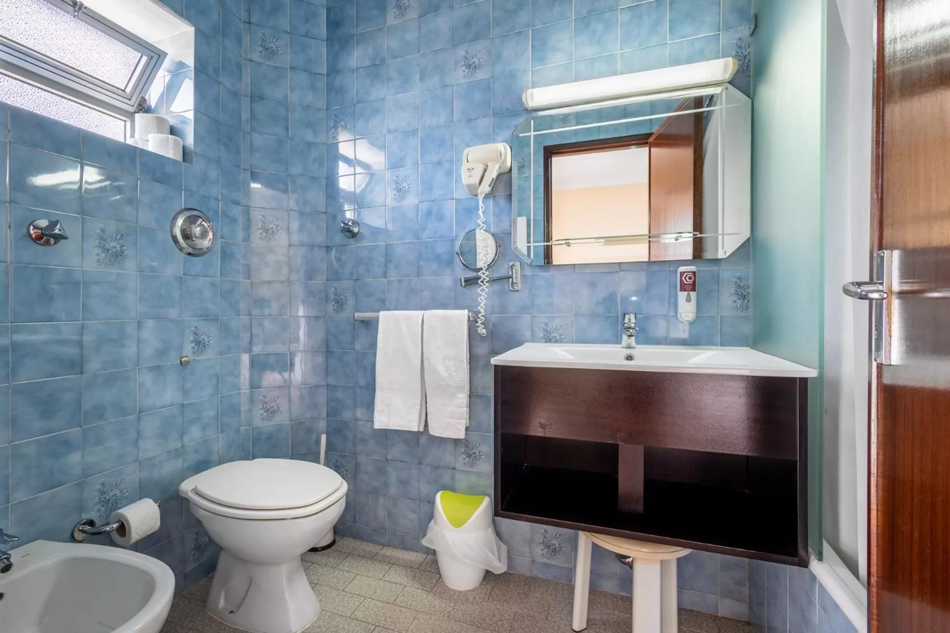 Toilet in Hotel Colmeia