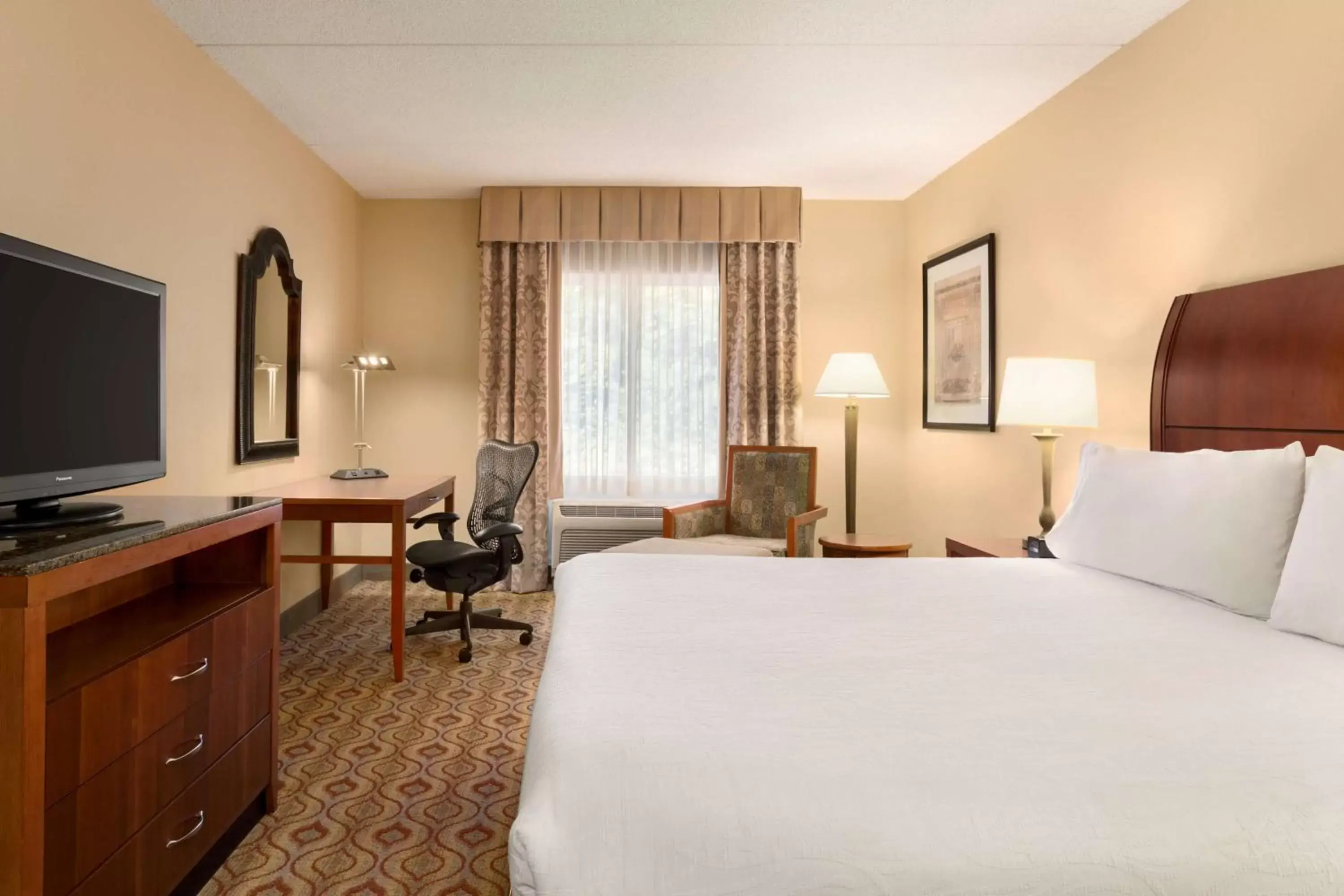 Bed, TV/Entertainment Center in Hilton Garden Inn Solomons