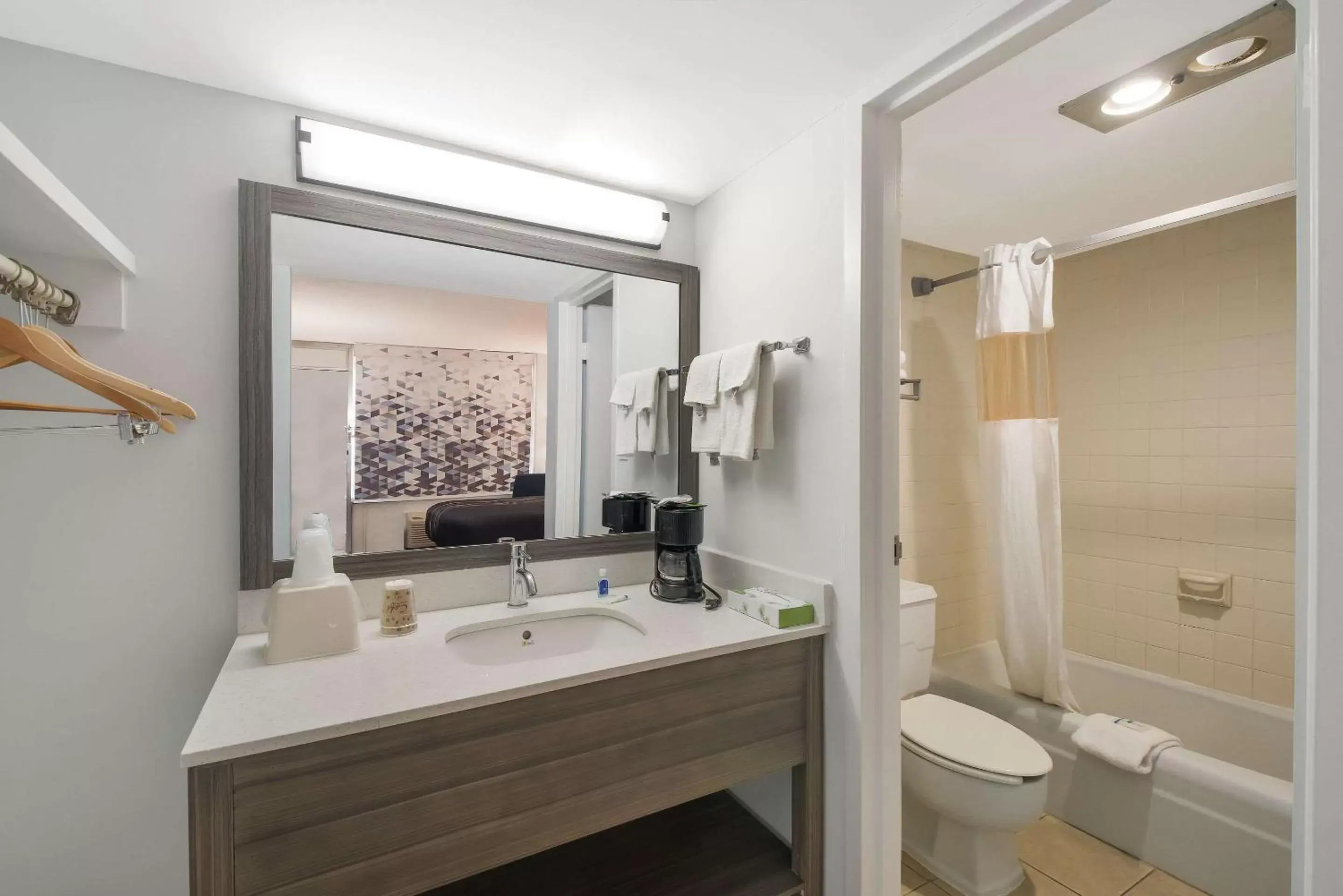 Bedroom, Bathroom in Rodeway Inn