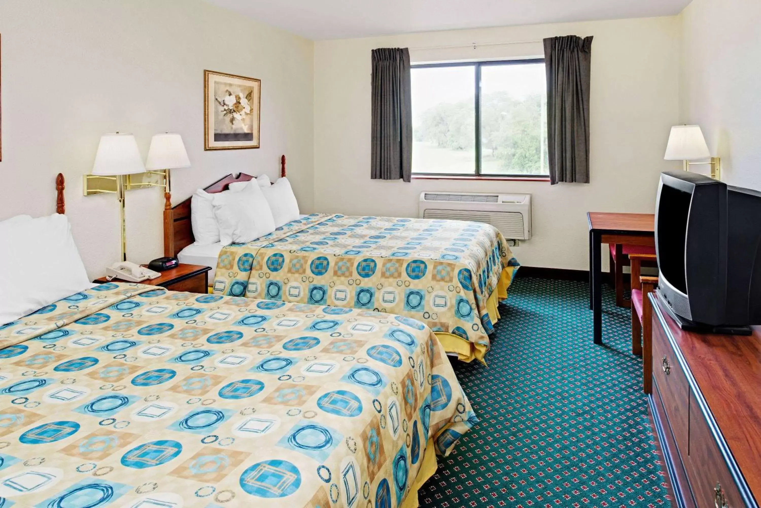 Photo of the whole room, Bed in Super 8 by Wyndham Omaha Eppley Airport/Carter Lake