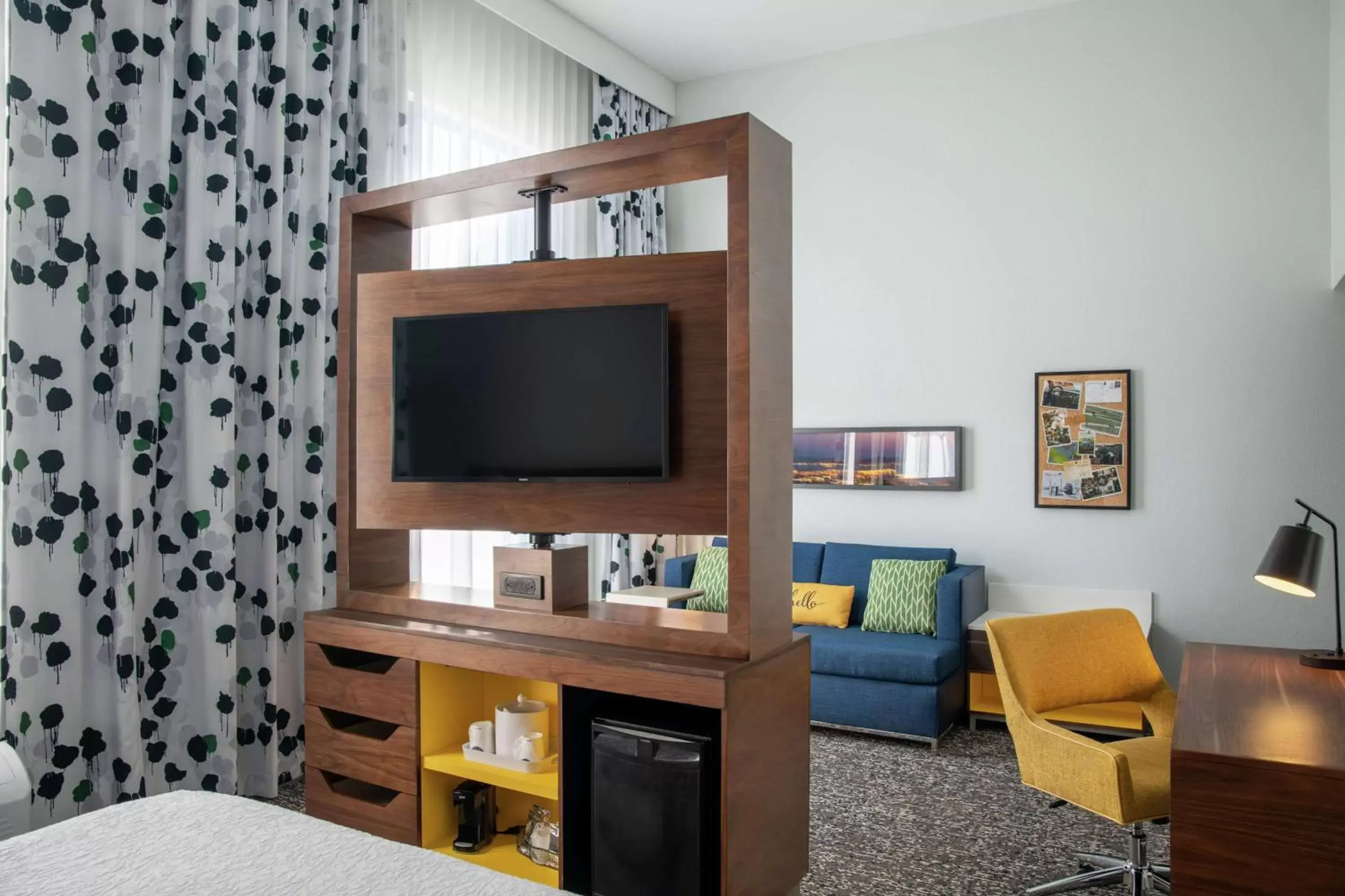 Bedroom, TV/Entertainment Center in Hampton Inn & Suites Sherman Oaks