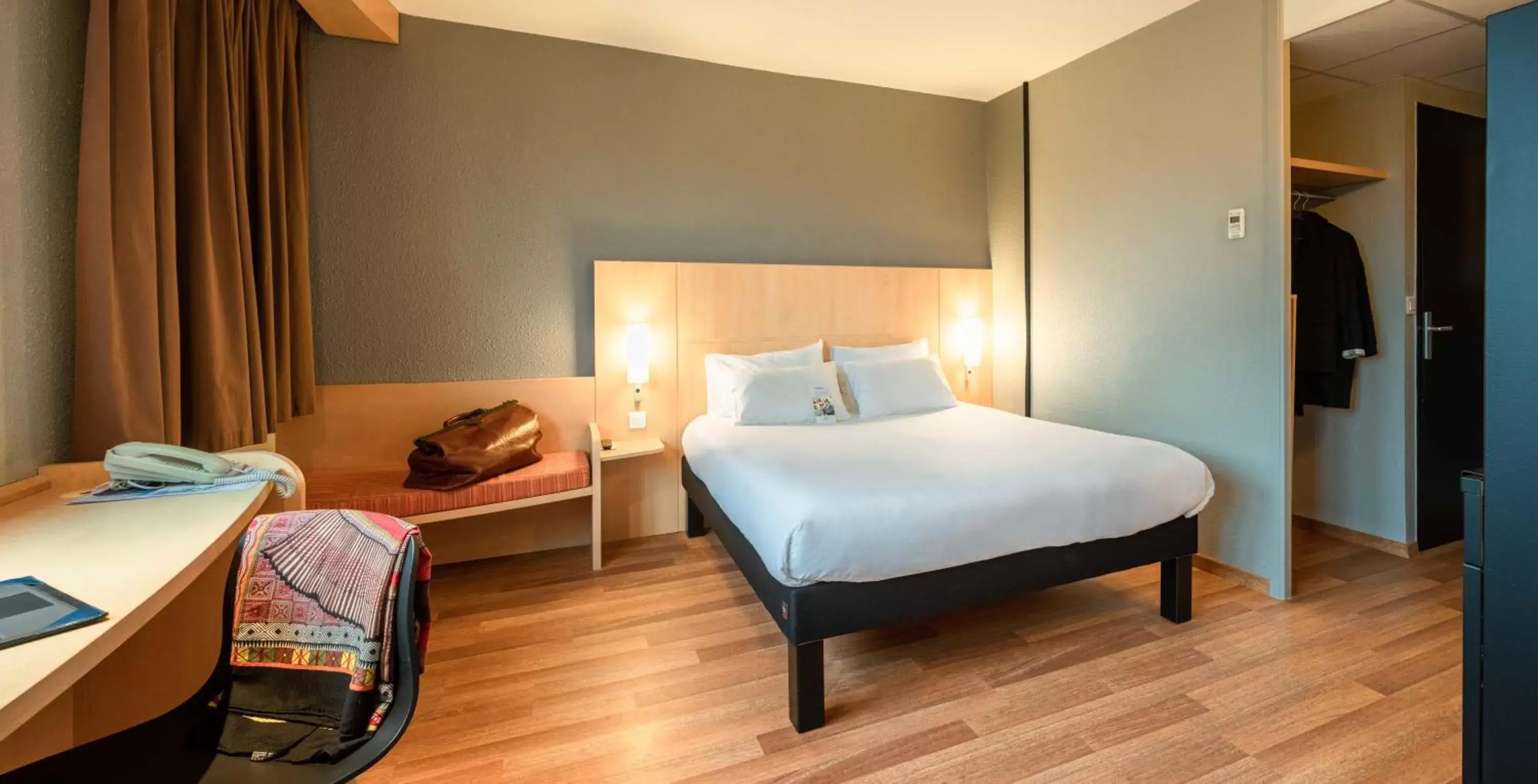 Bedroom, Bed in ibis Quimperle