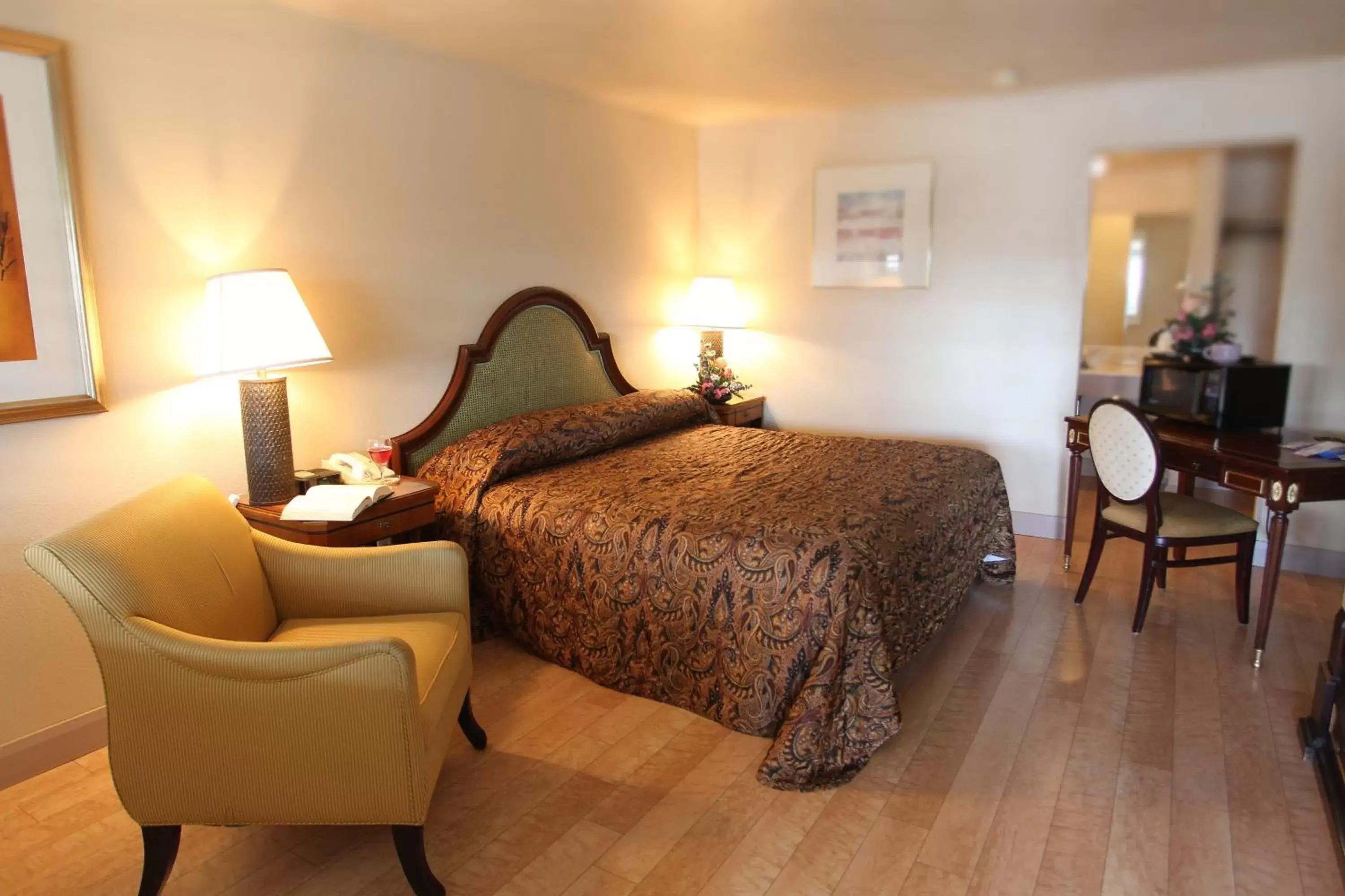 Deluxe King Room in Greenwell Inn