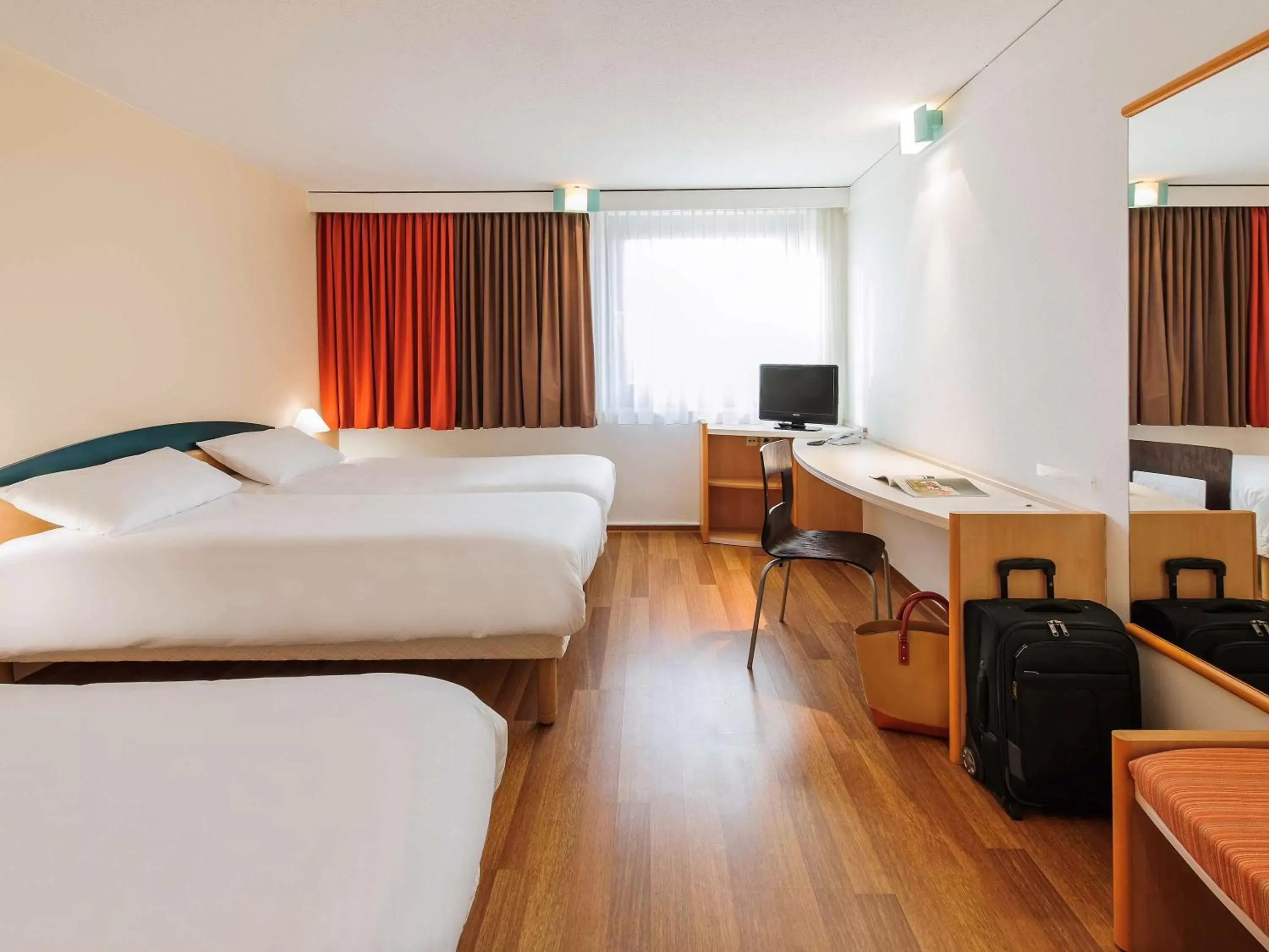 Photo of the whole room in ibis Berlin Messe