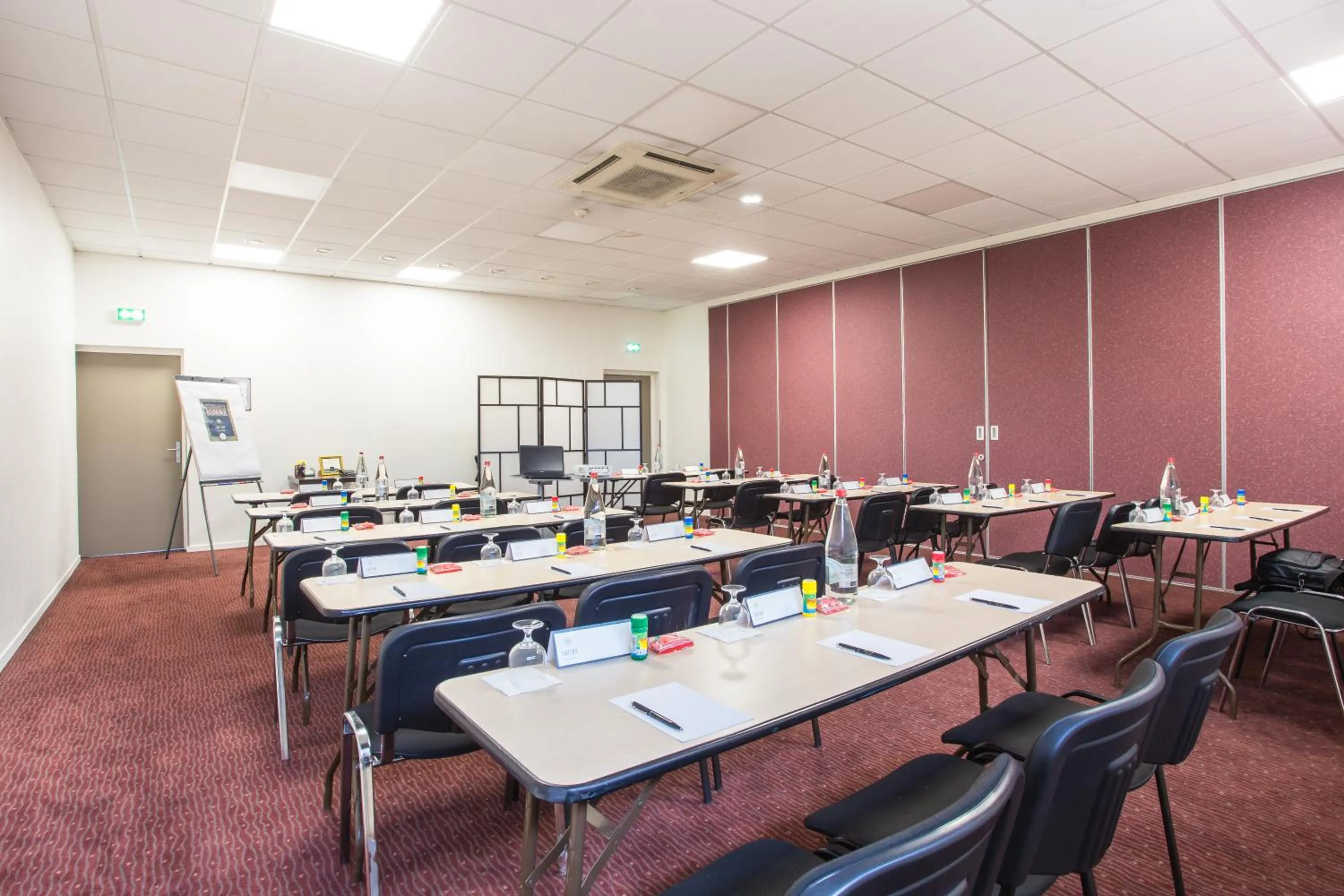 Meeting/conference room in Hotel Gatsby by HappyCulture