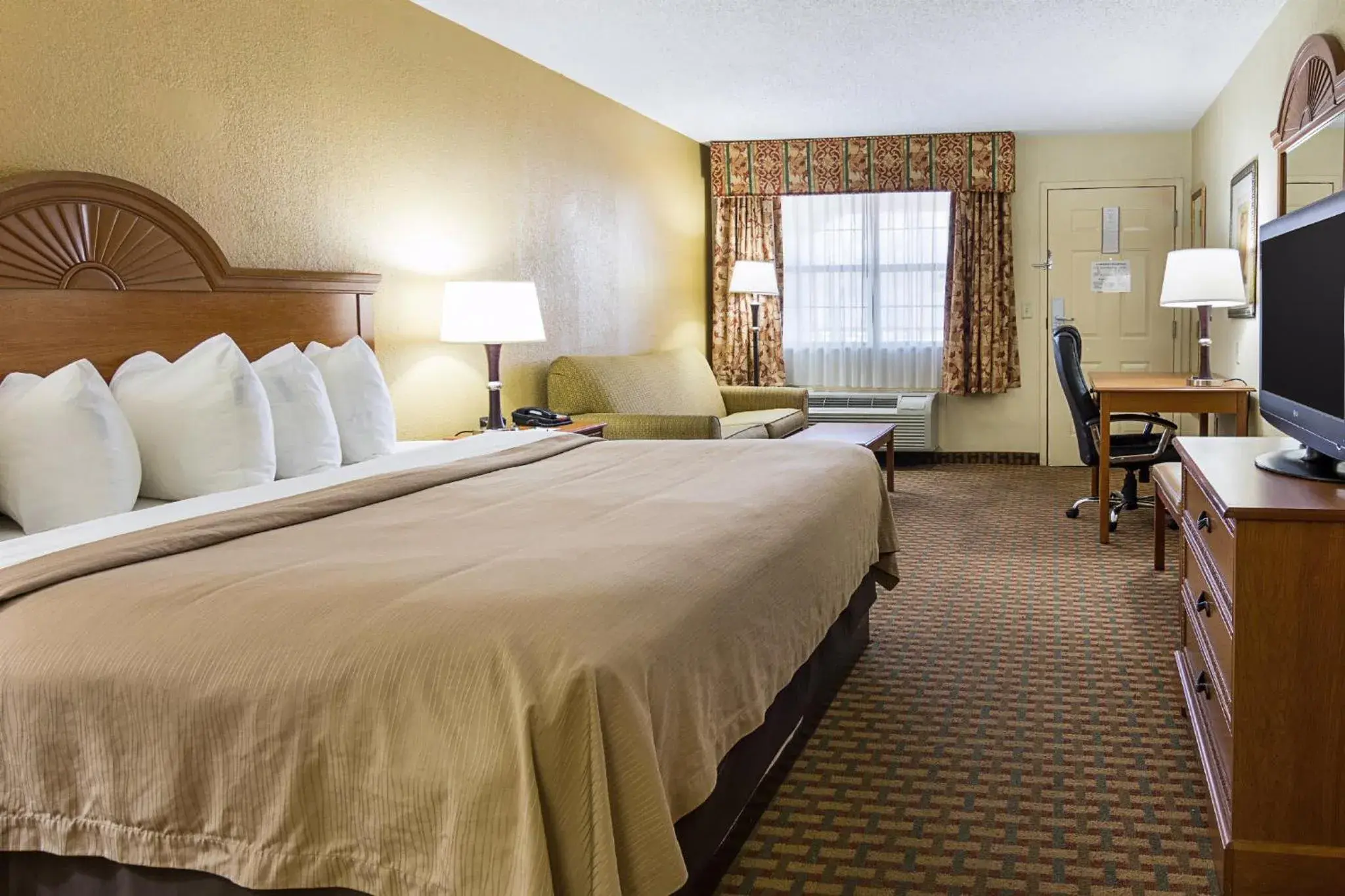 Superior King Room with Sofa Bed - Non-Smoking in Quality Inn near Casinos and Convention Center