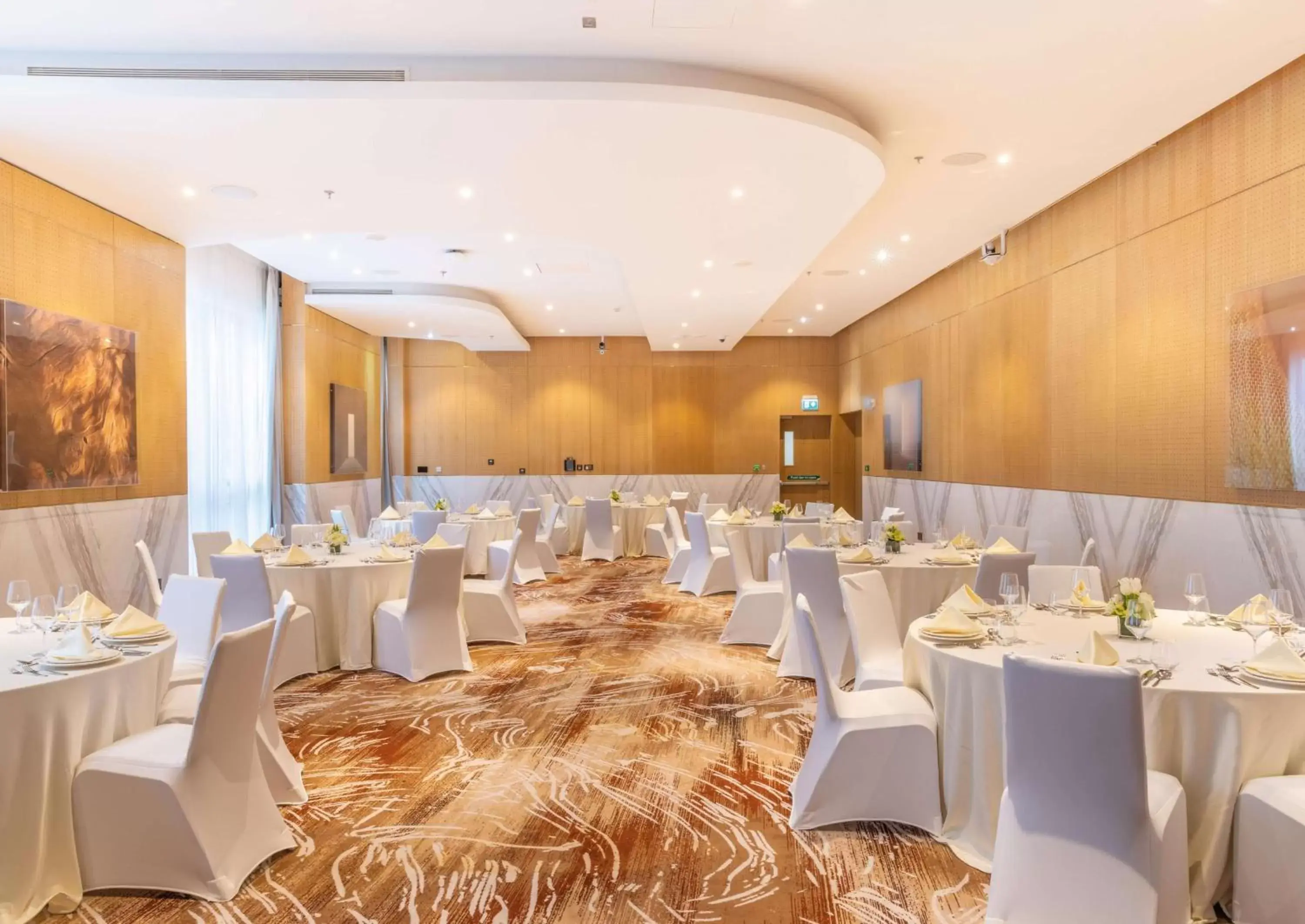 Meeting/conference room, Restaurant/Places to Eat in Embassy Suites By Hilton Doha Old Town