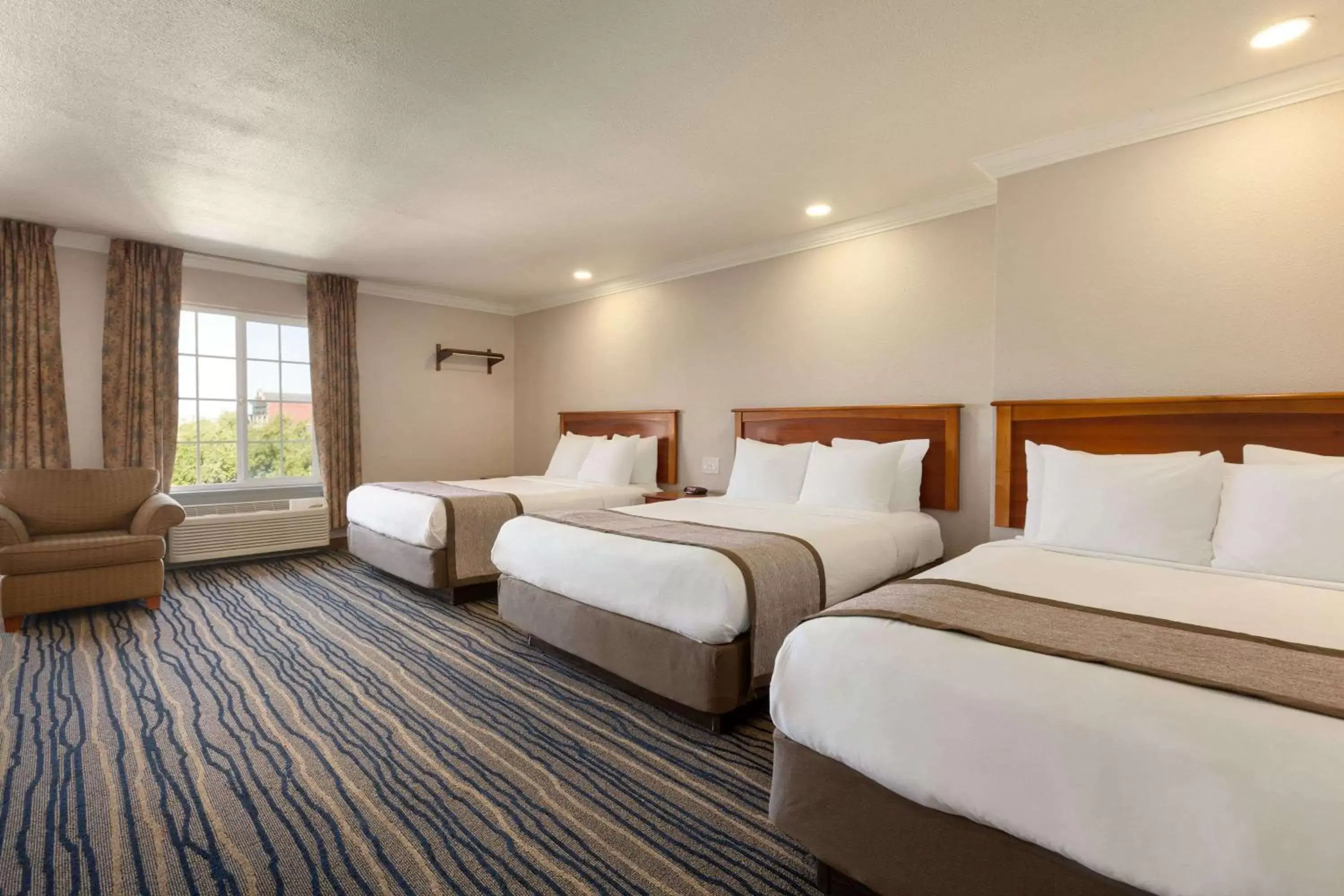 Photo of the whole room, Bed in Days Inn by Wyndham Eureka CA