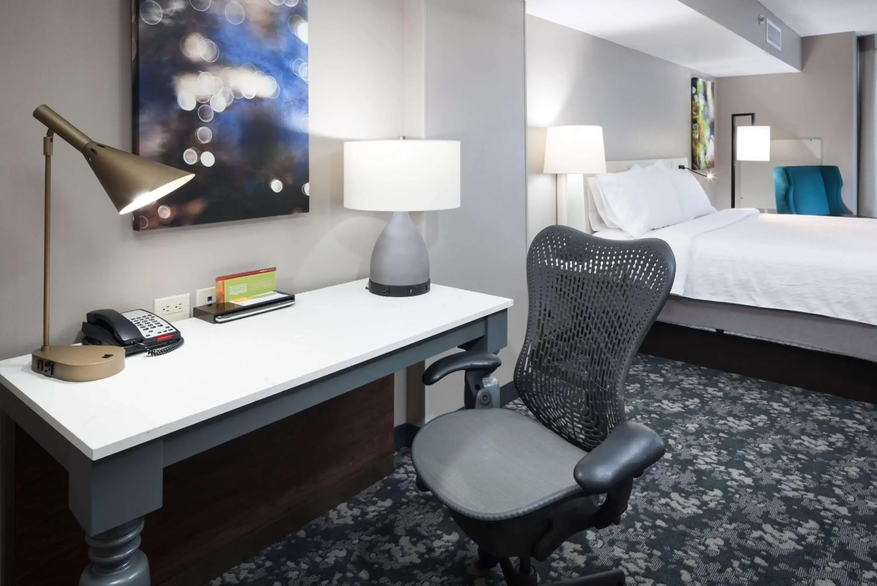 Bed, Seating Area in Hilton Garden Inn Nashville Vanderbilt