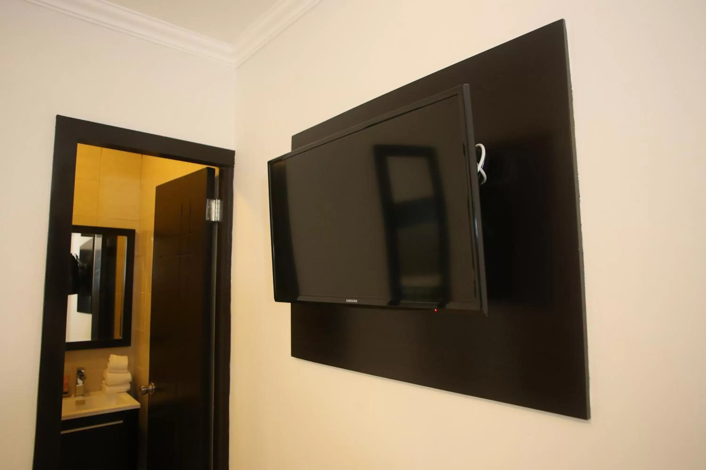 TV and multimedia, TV/Entertainment Center in Aranjuez Hotel & Suites
