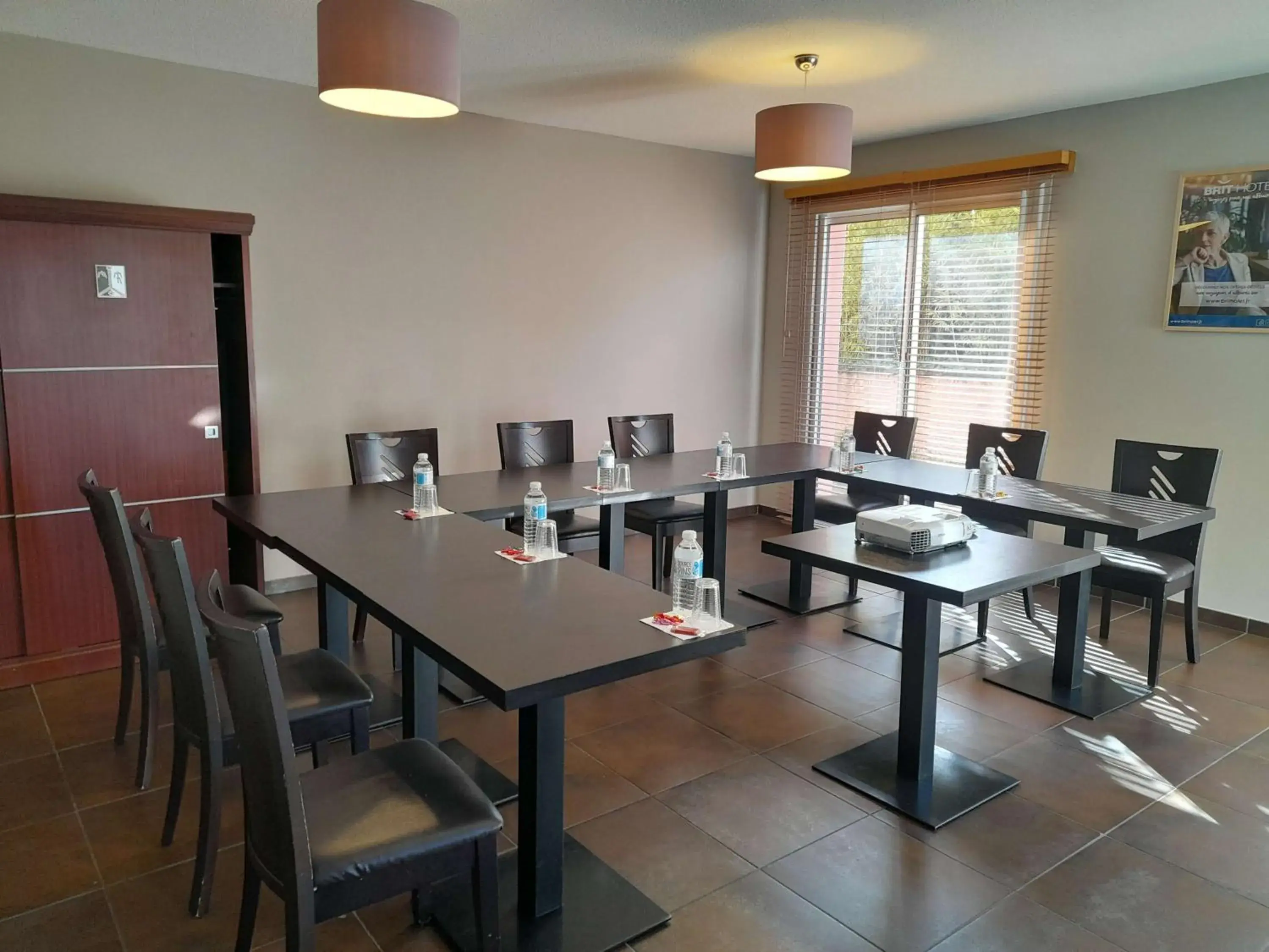 Meeting/conference room, Restaurant/Places to Eat in Brit Hotel Confort Montauban