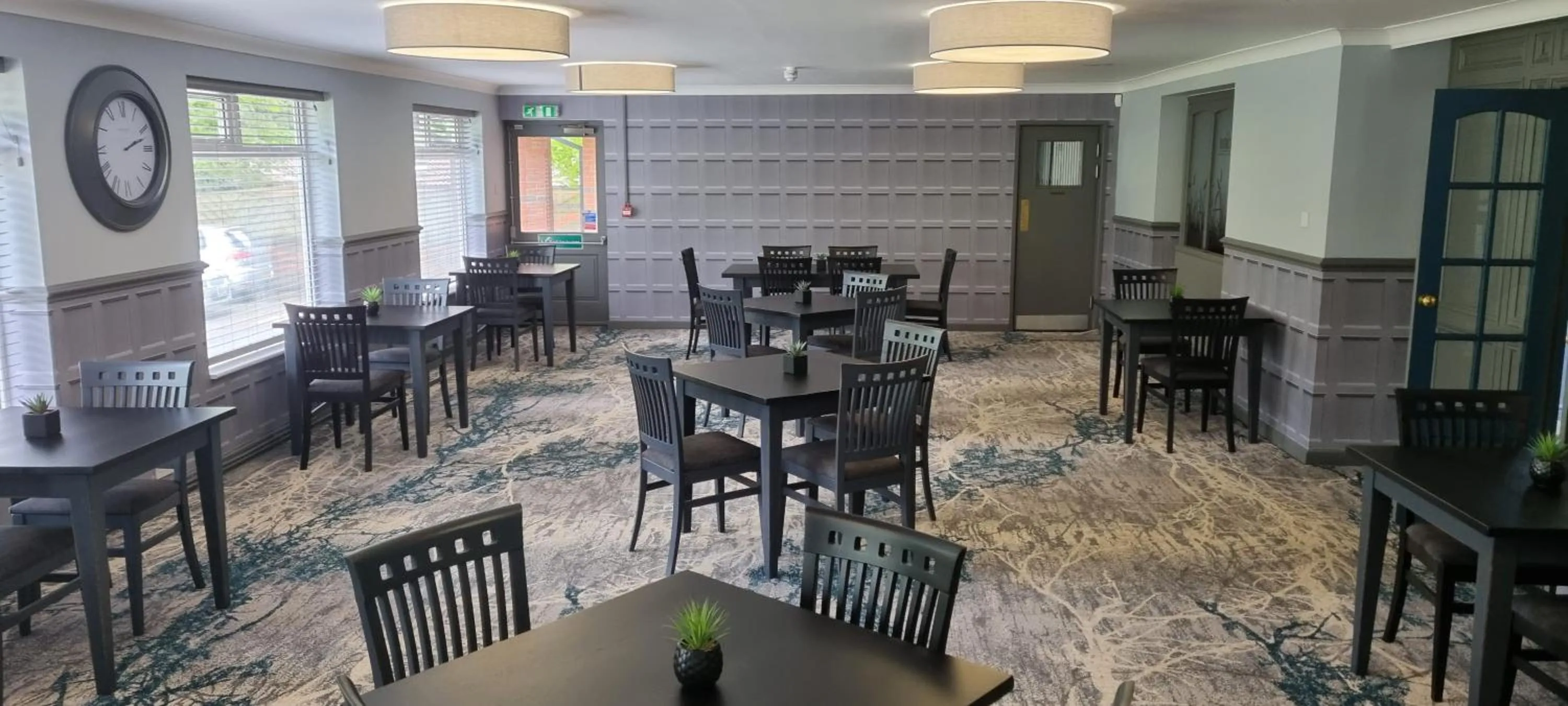 Restaurant/places to eat in Birch Hotel