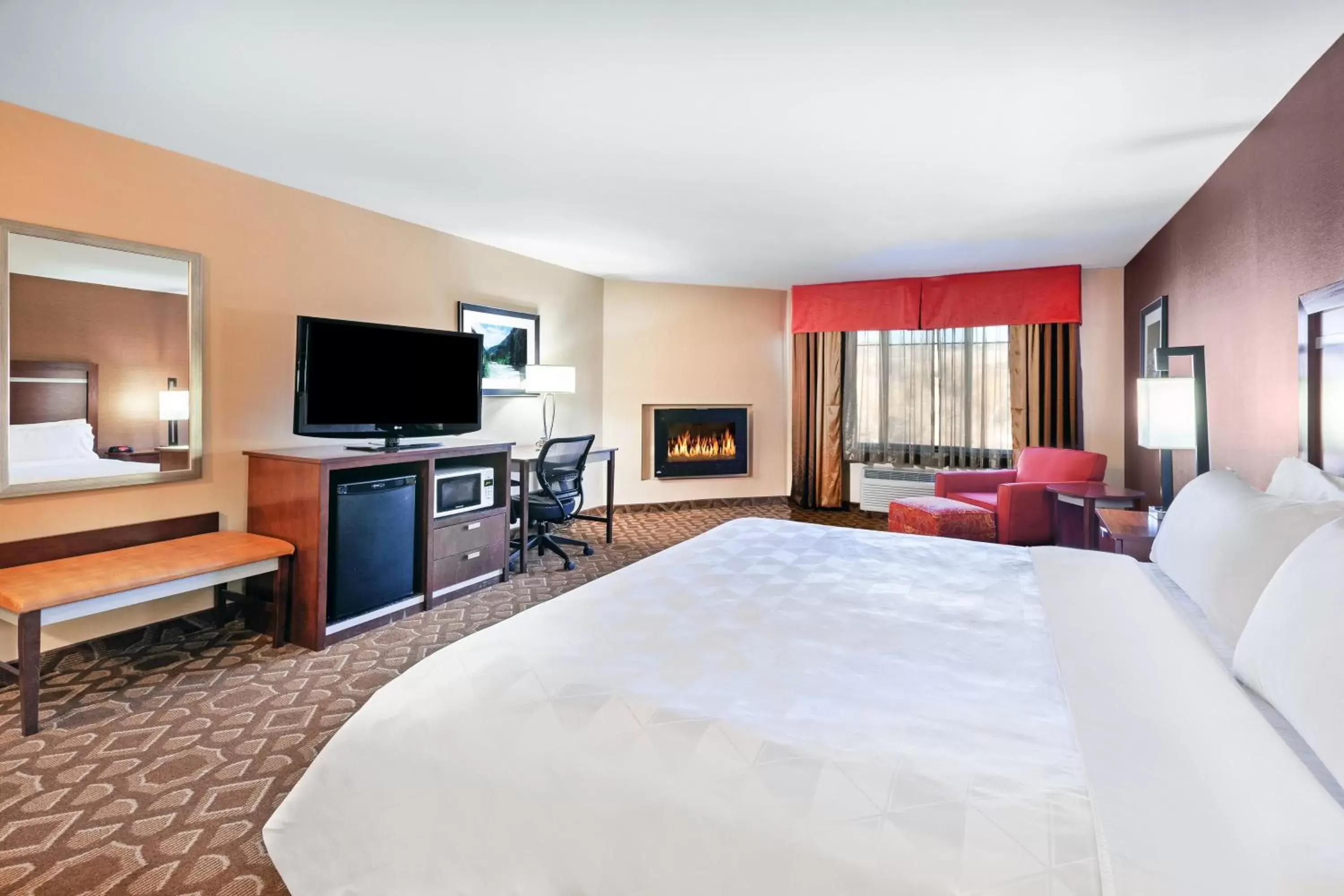 Photo of the whole room, TV/Entertainment Center in Holiday Inn & Suites Durango Downtown, an IHG Hotel