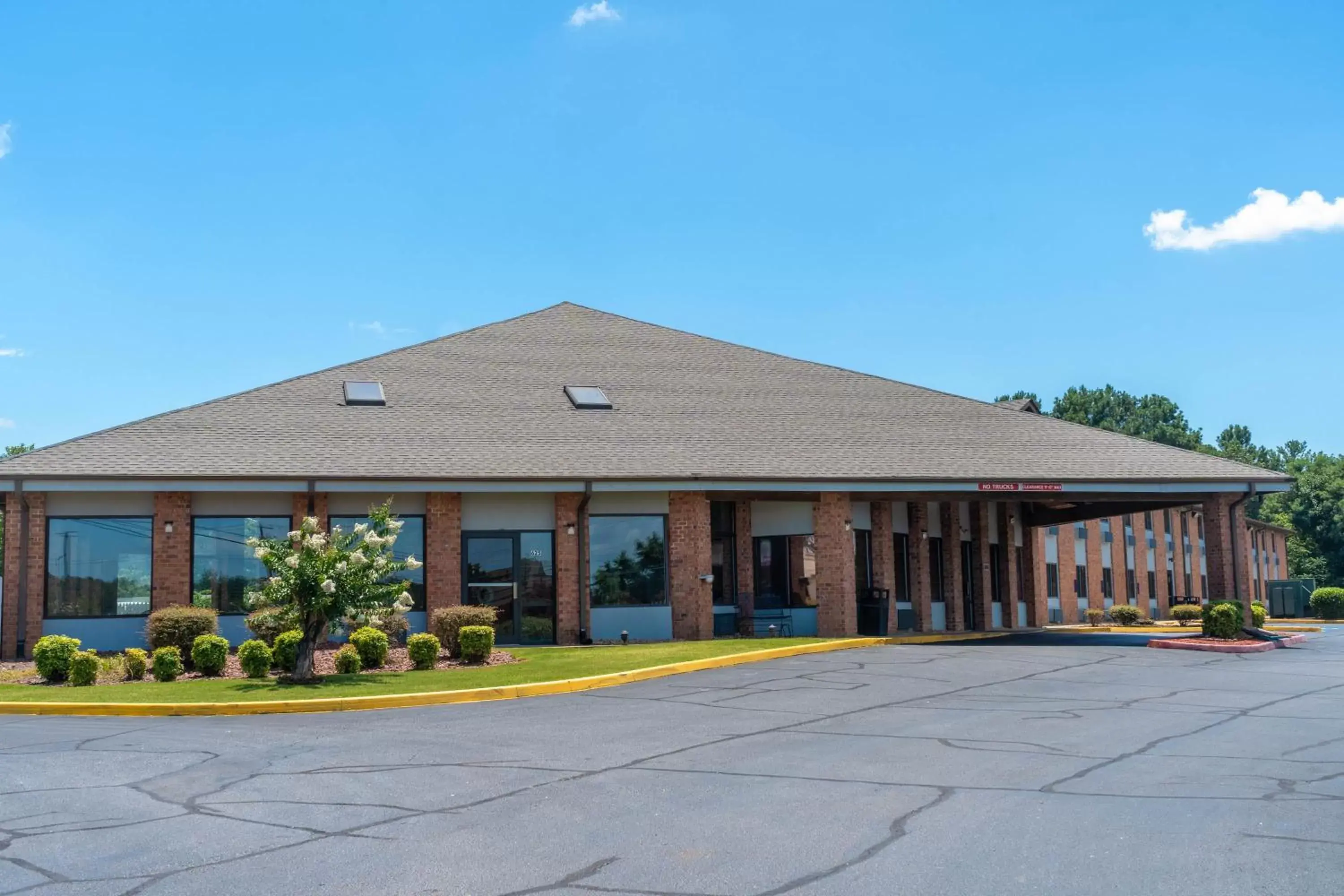 Facade/entrance, Property Building in Baymont by Wyndham Tupelo