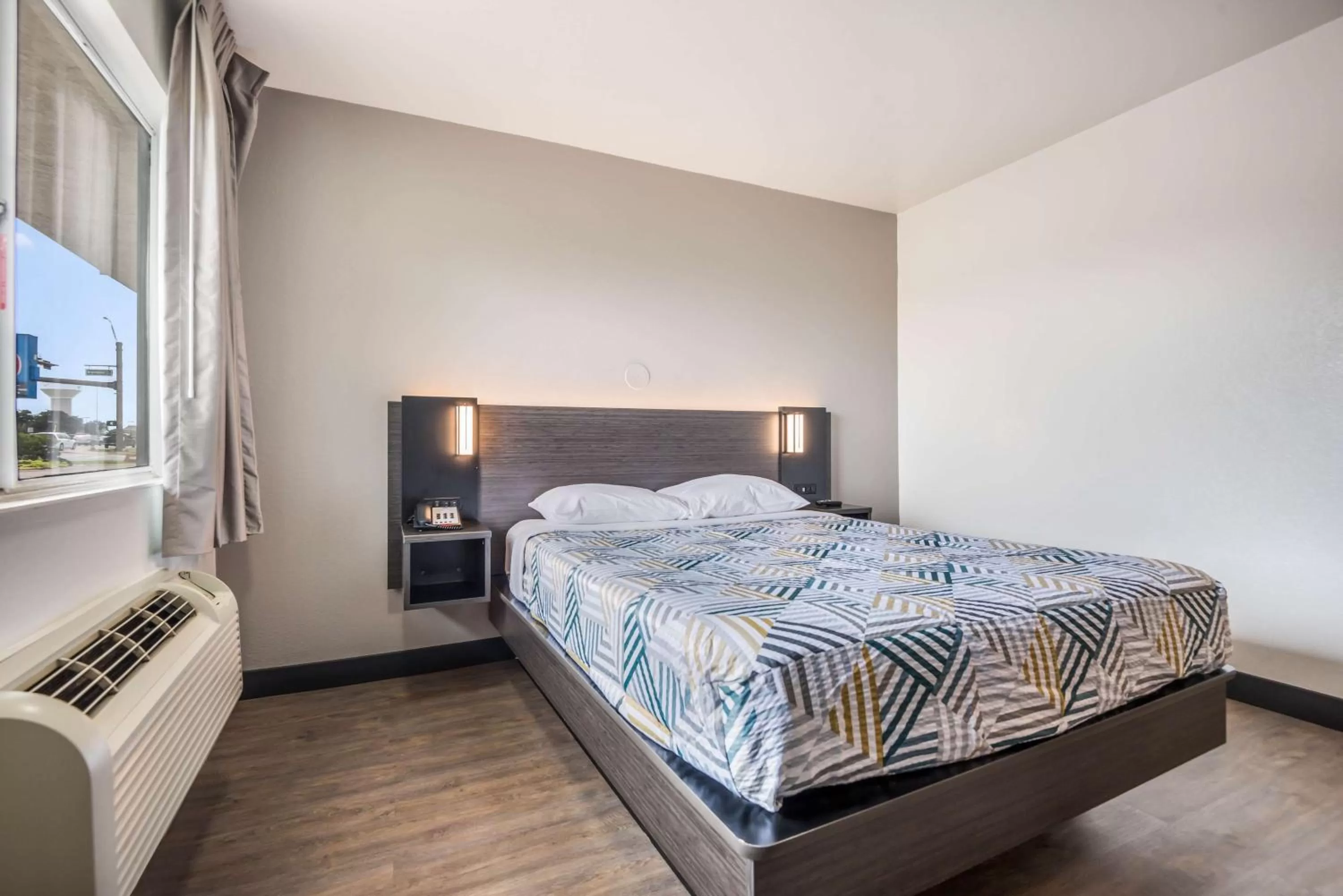 Photo of the whole room, Bed in Motel 6-College Station, TX - Bryan