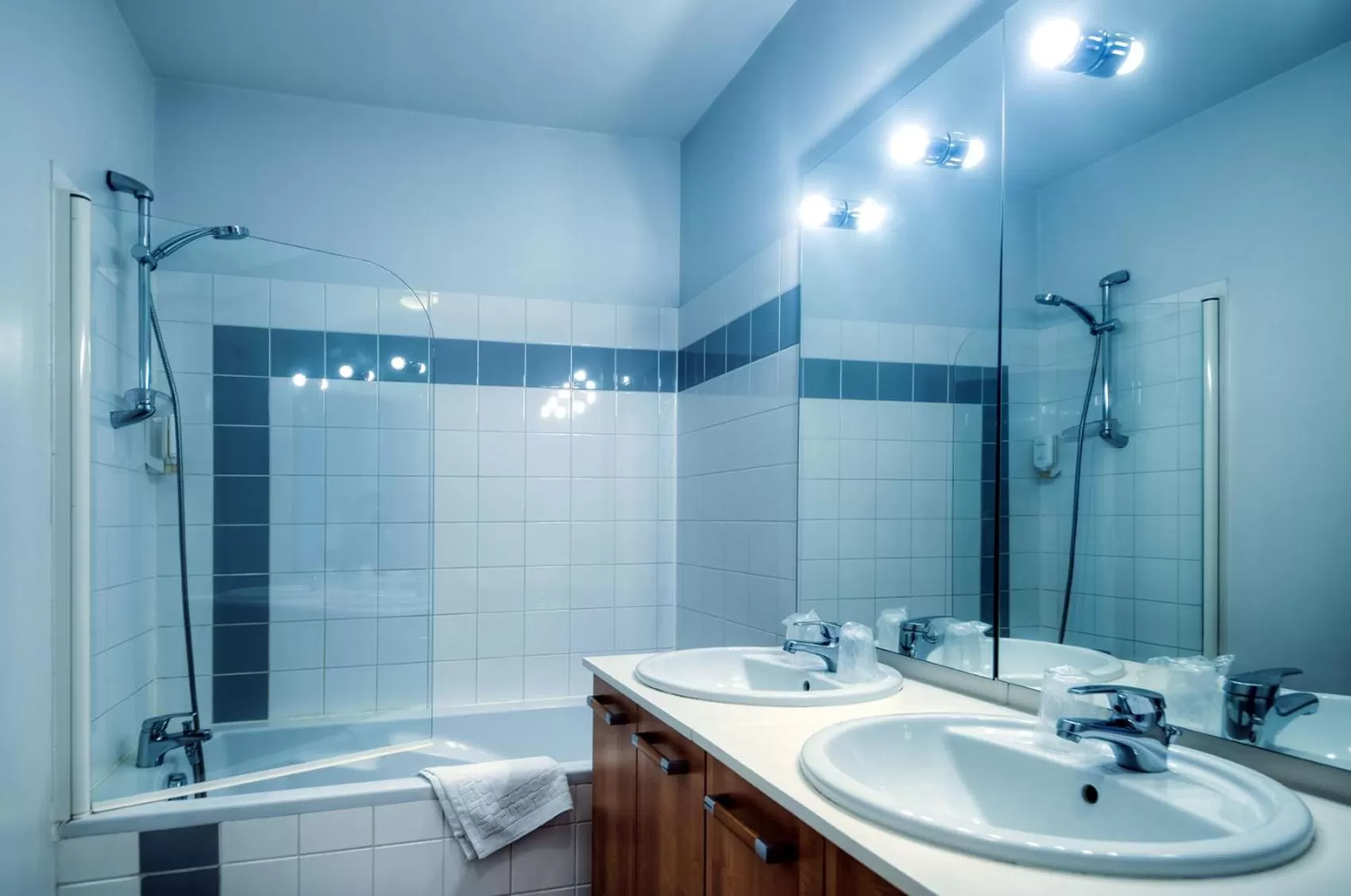 Bathroom in Comfort Aparthotel Saint-Nazaire Les Portes de l Ocean