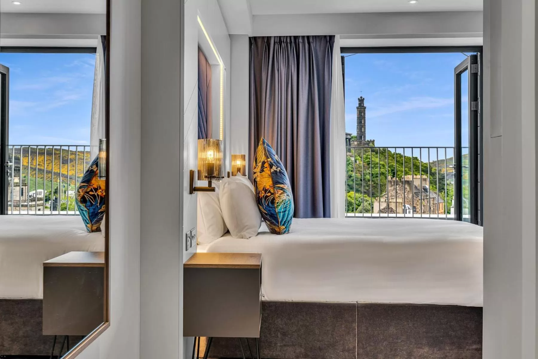 View (from property/room), Bed in Roomzzz Edinburgh