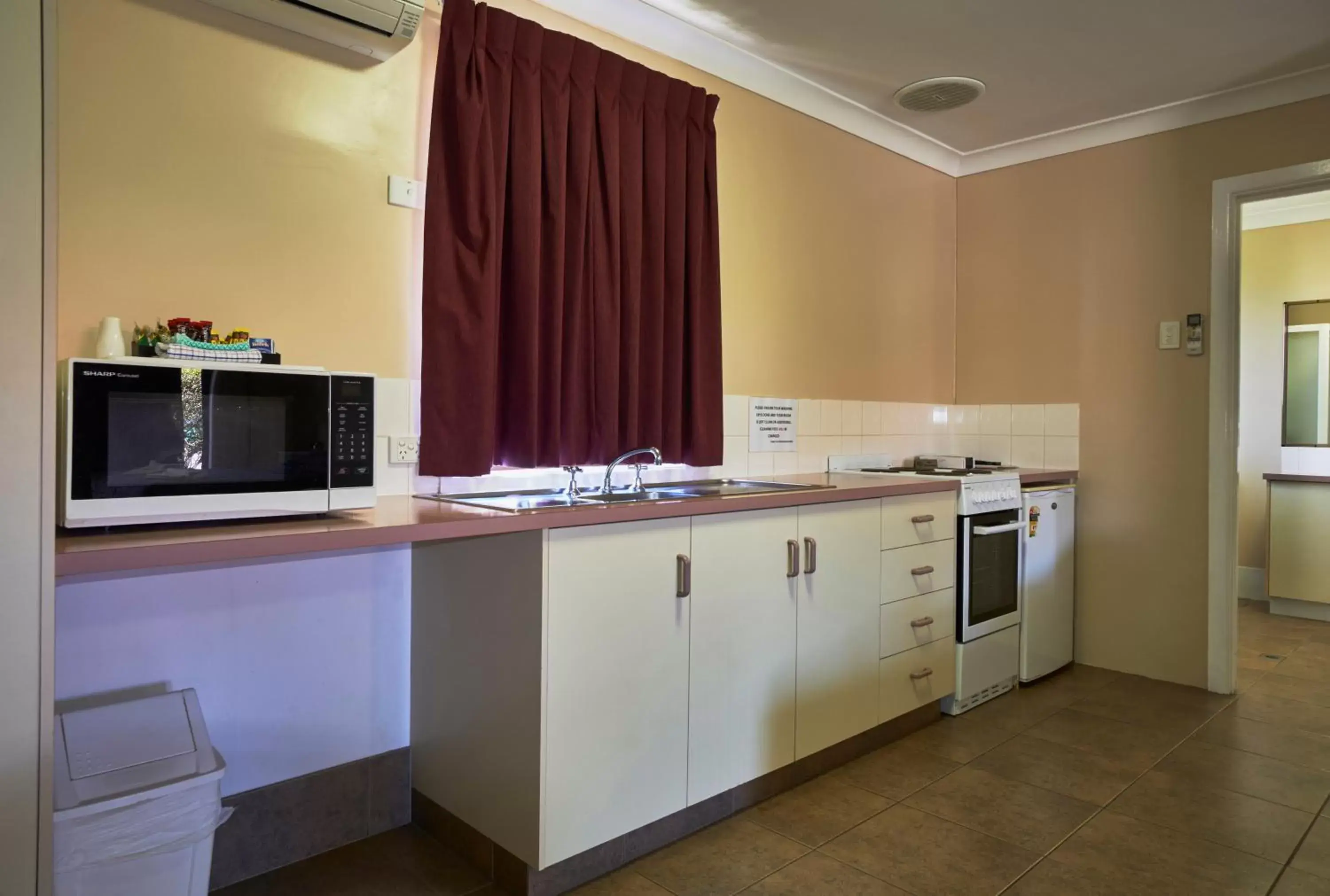 Kitchen/Kitchenette in Jefferys Motel