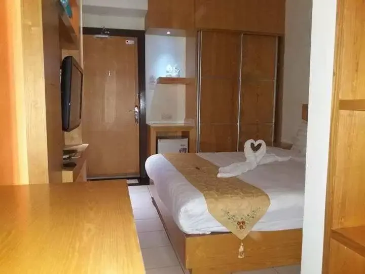 Bed in Fratini's Hotel Labuan