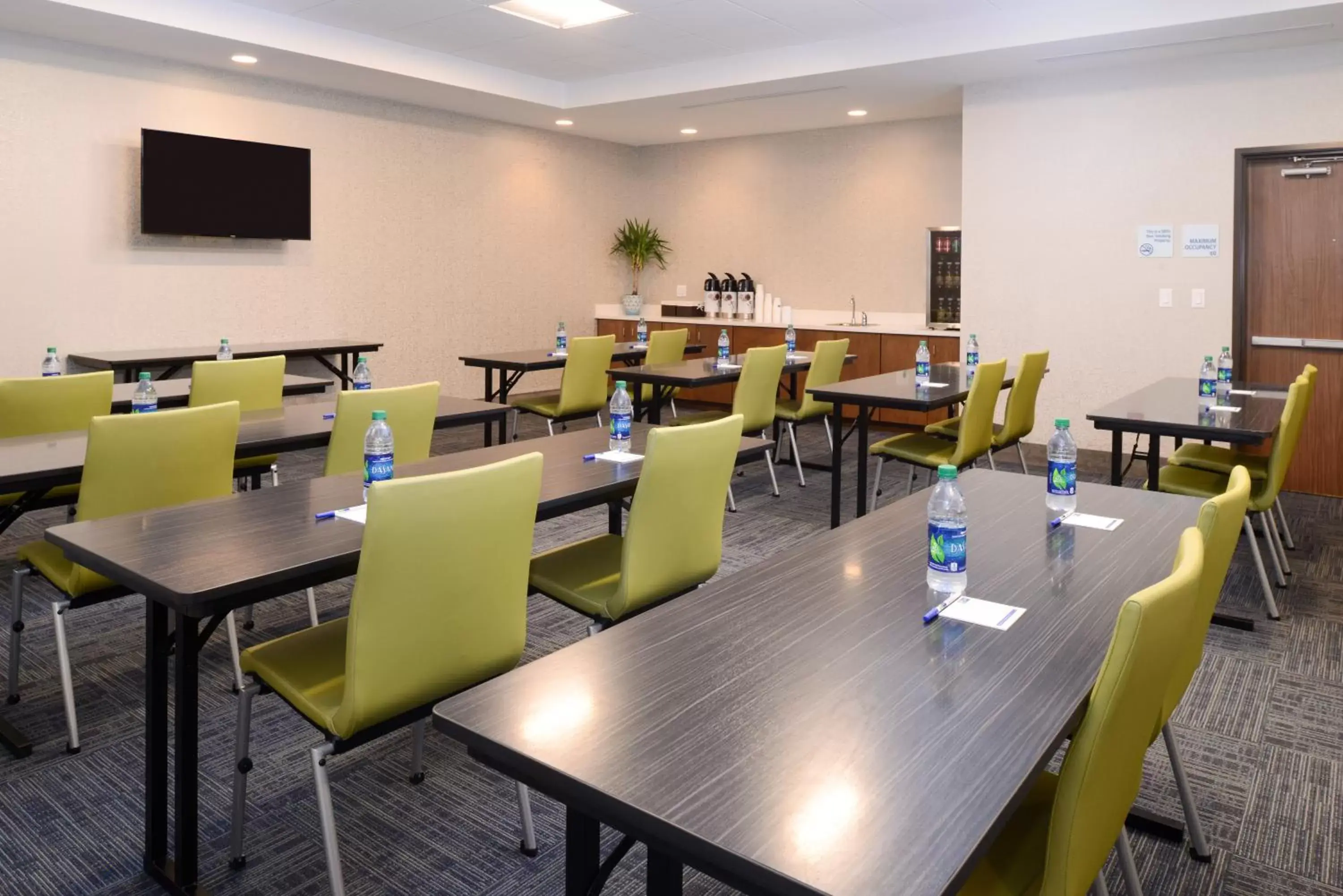 Meeting/conference room, Restaurant/Places to Eat in Holiday Inn Express & Suites - St. Petersburg - Madeira Beach, an IHG Hotel