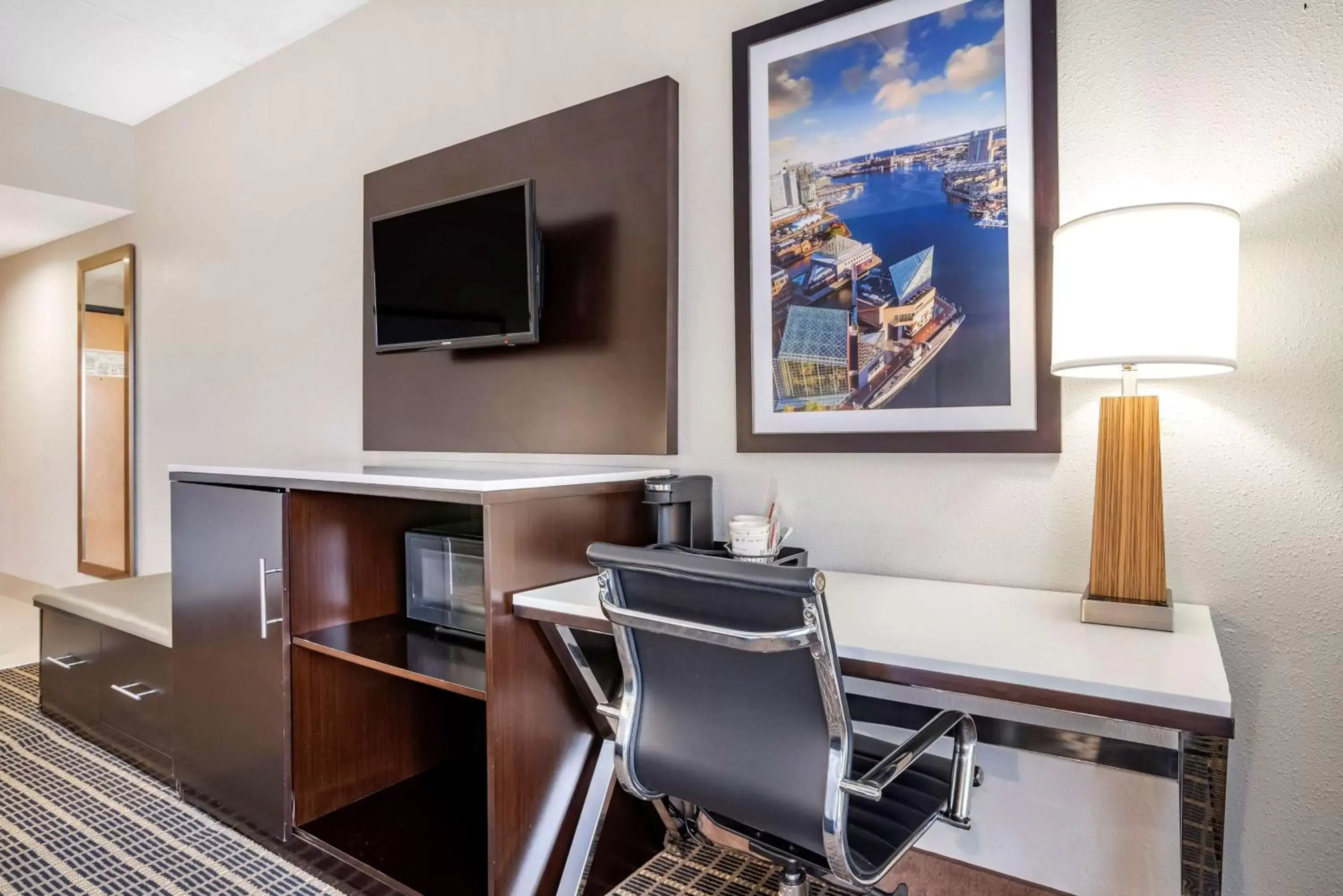 Photo of the whole room, TV/Entertainment Center in Best Western Chesapeake Bay North Inn