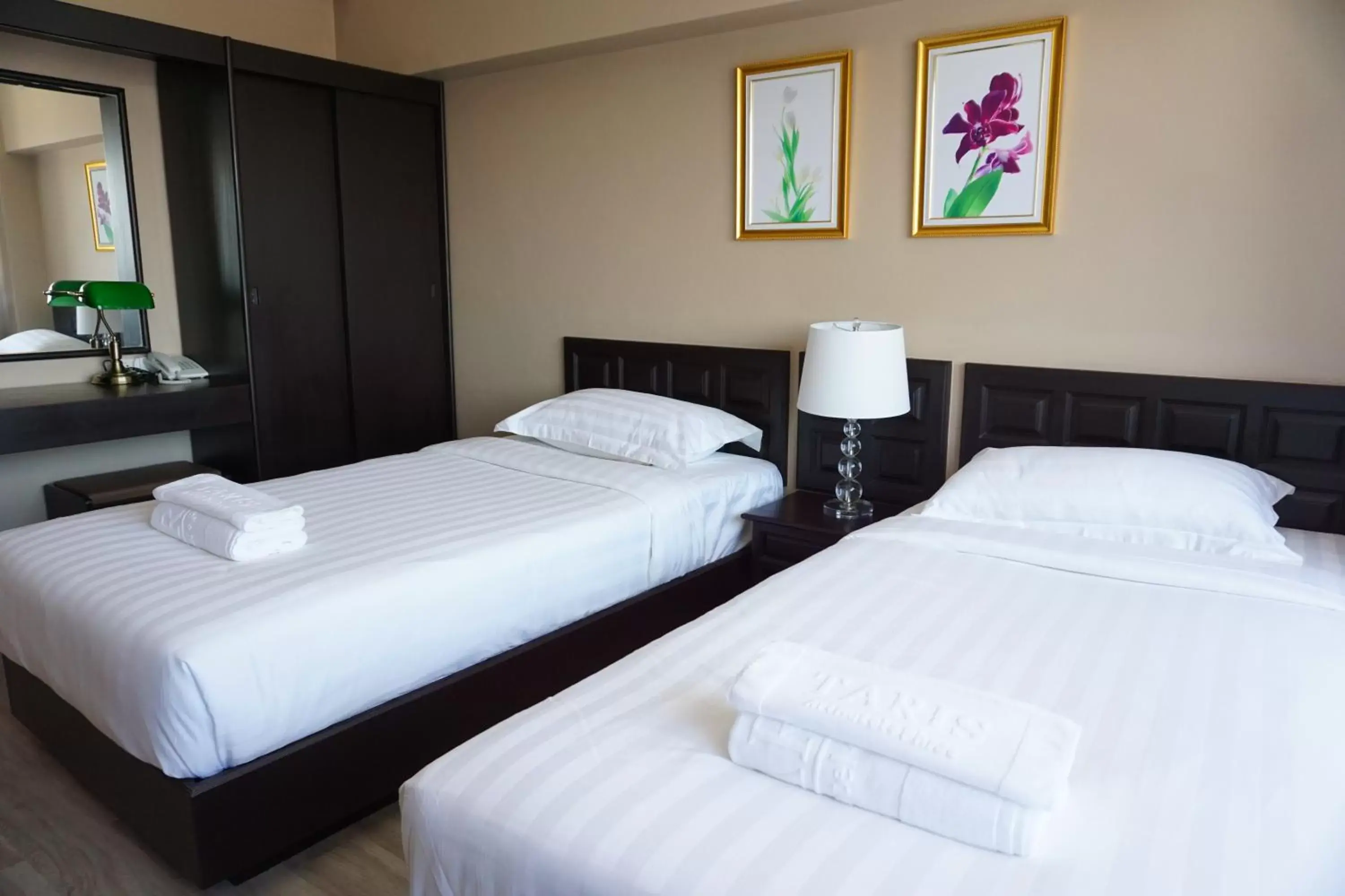 Bed in Taris Art Hotel Phrae