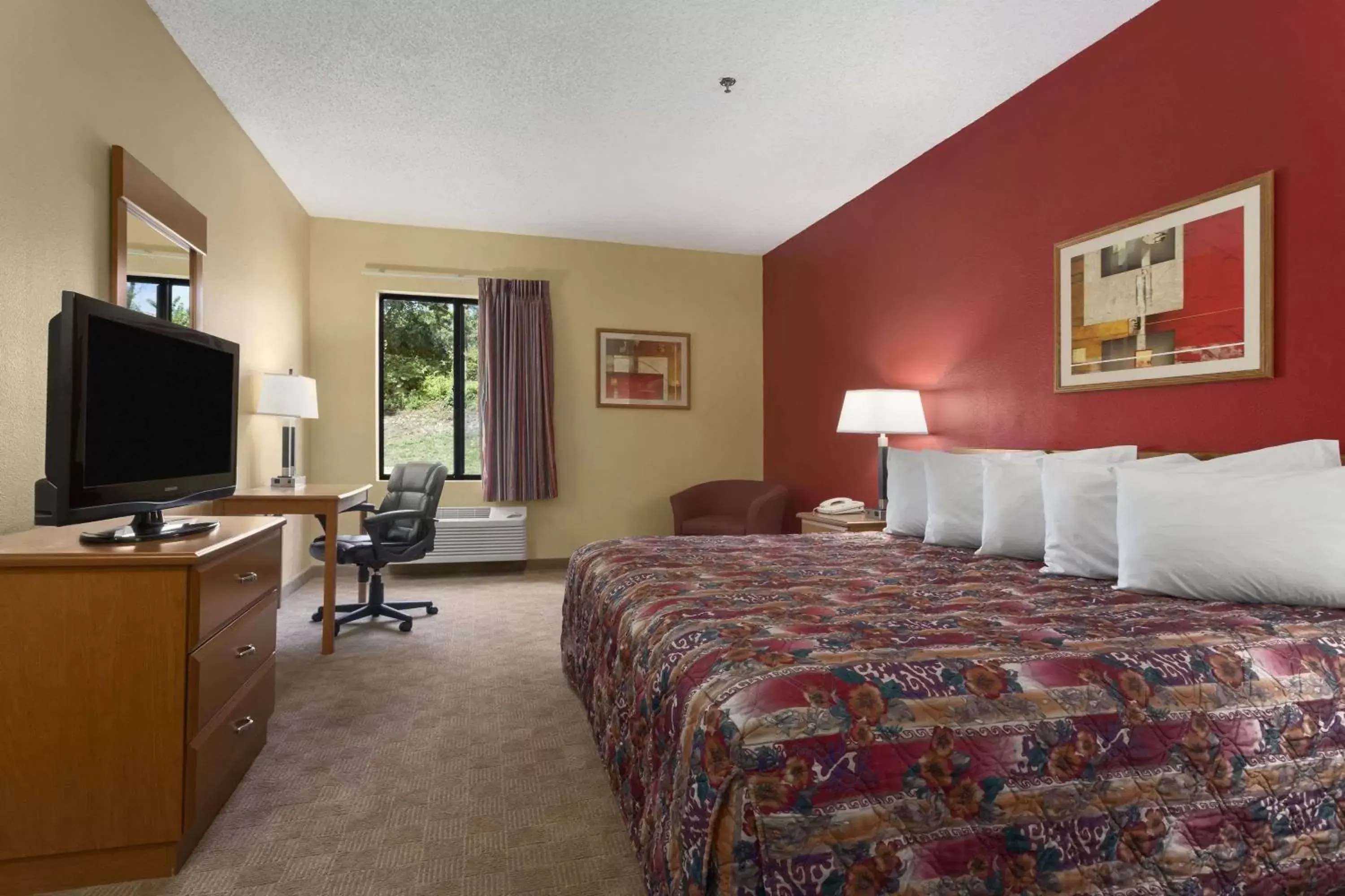 Photo of the whole room, Bed in Days Inn by Wyndham Jefferson City