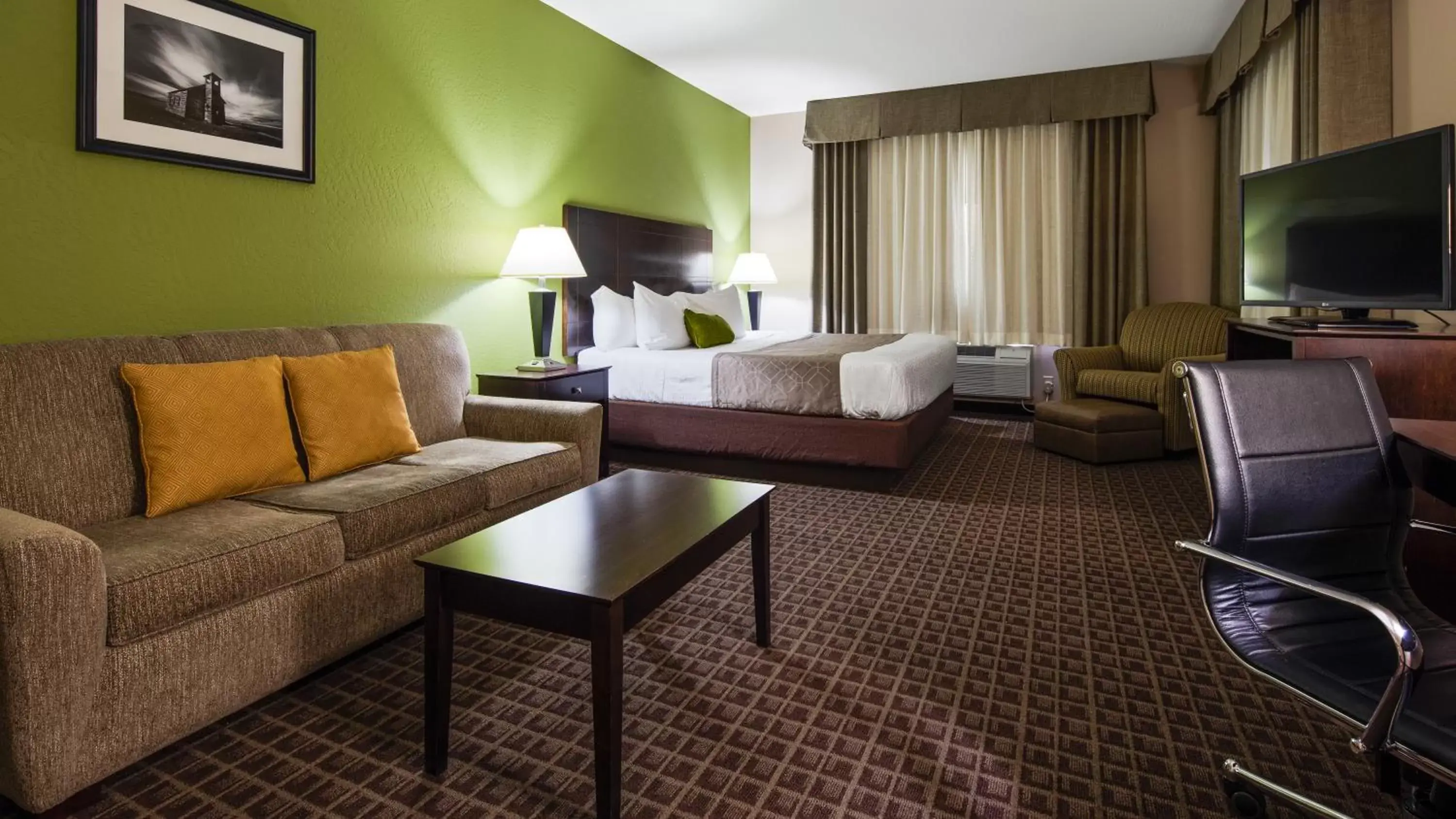 Bedroom, Seating Area in Best Western Plus Havre Inn & Suites