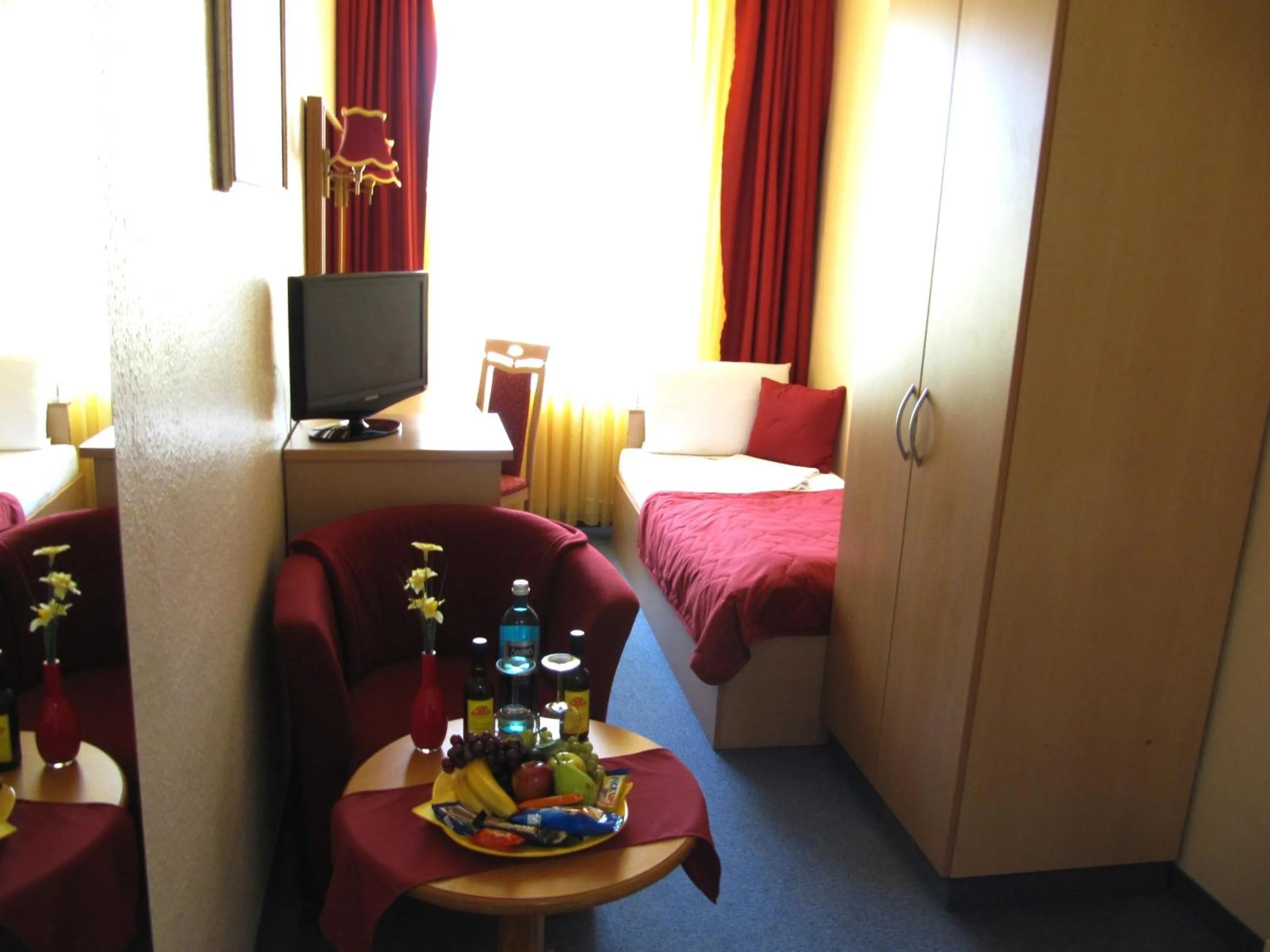 Photo of the whole room, Bed in Hotel am Hauptbahnhof
