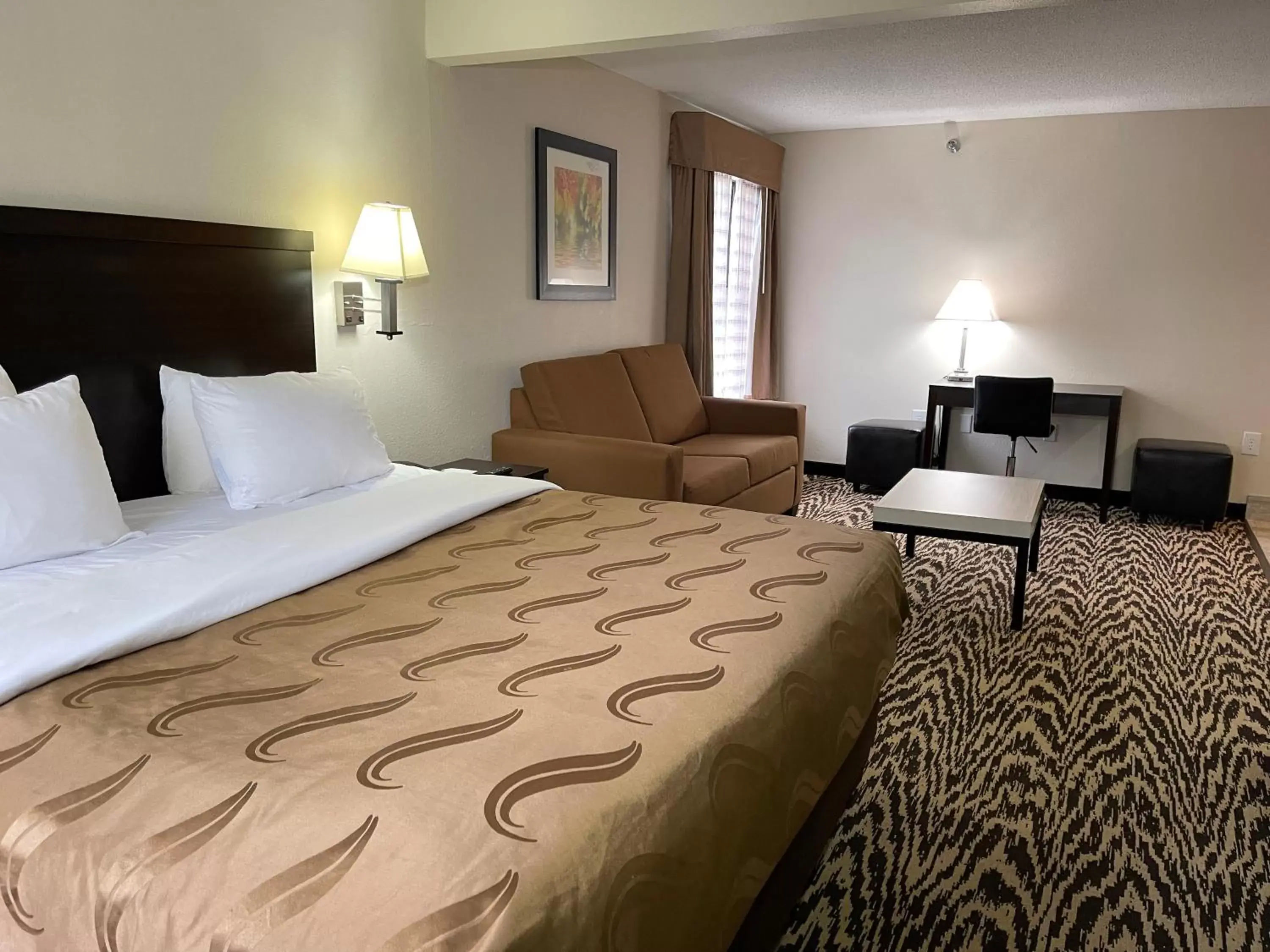 Bed in Quality Inn & Suites Clemmons I-40