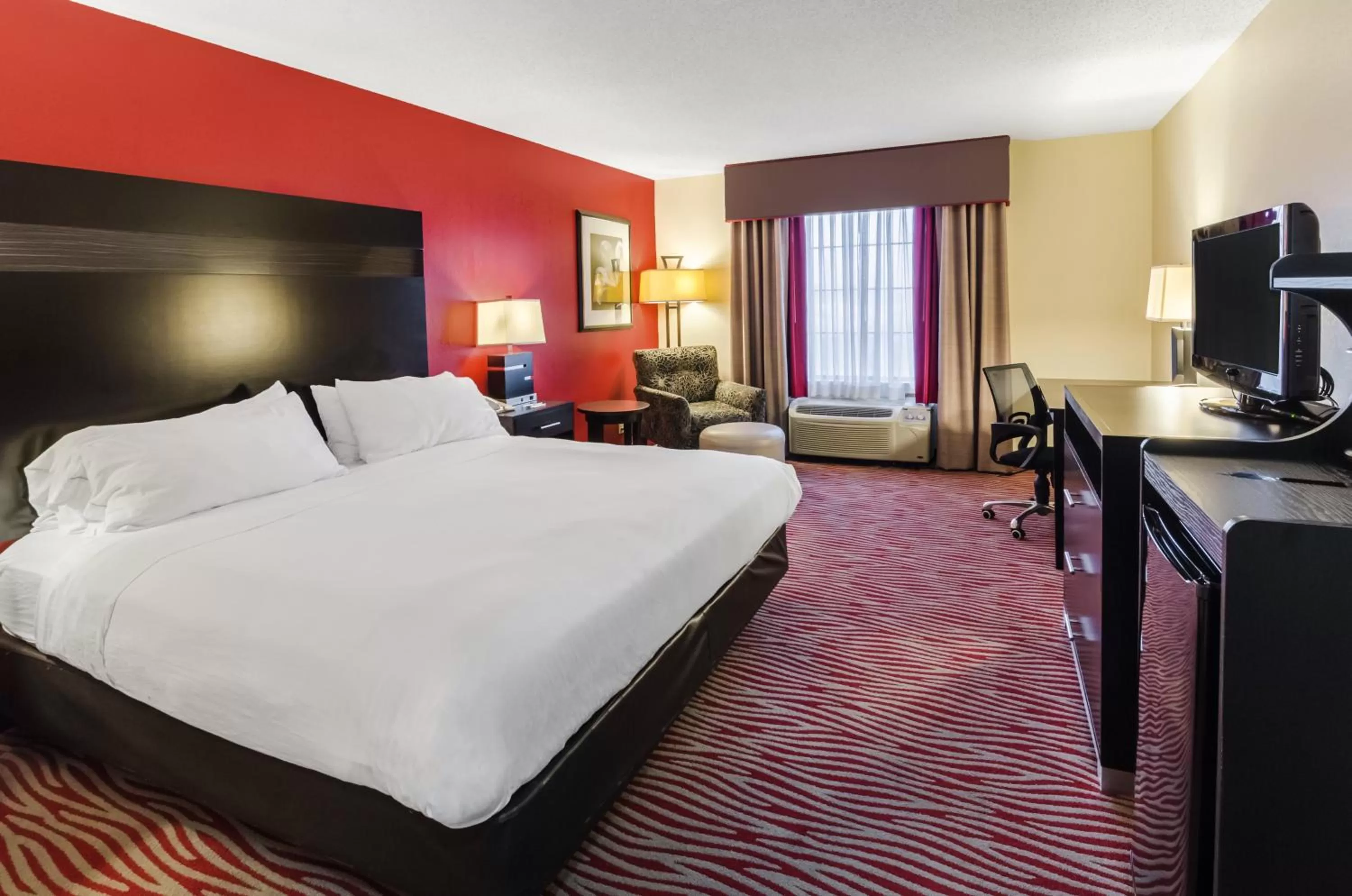 Photo of the whole room, Bed in Holiday Inn Express Hotel & Suites Vinita by IHG