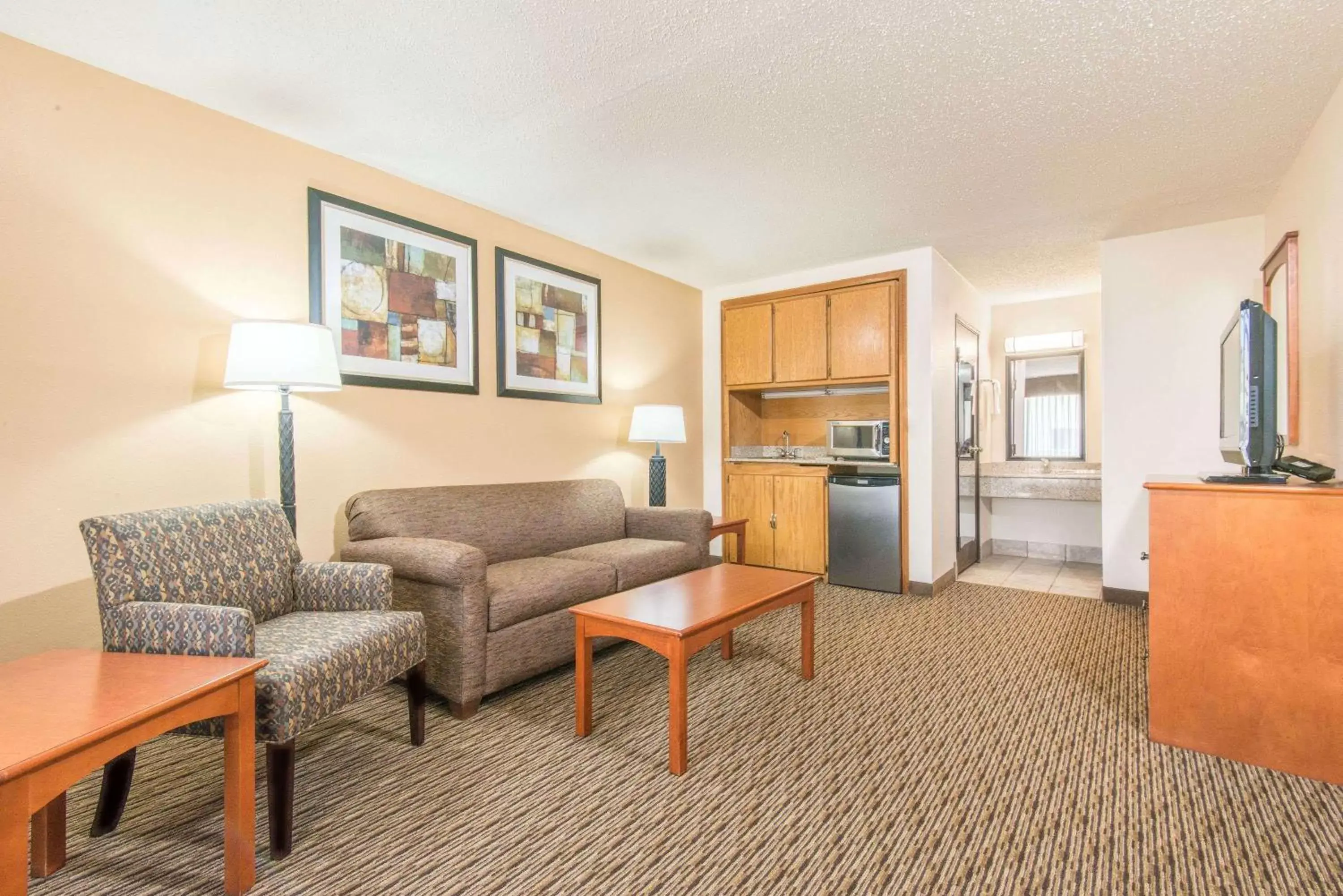 Photo of the whole room, Seating Area in Days Inn by Wyndham Altus