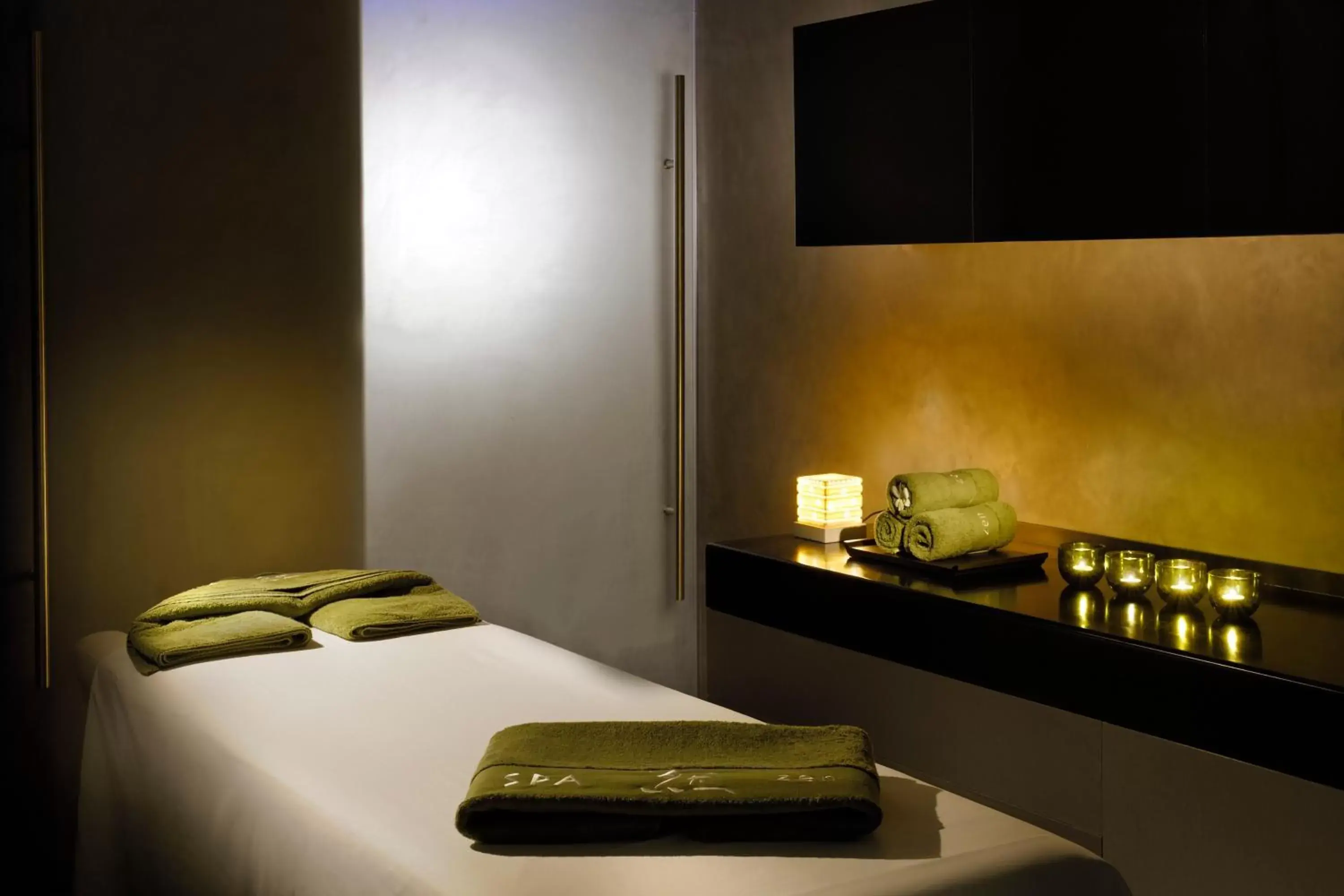 Spa and wellness centre/facilities, Bed in Nassima Tower Hotel Apartments