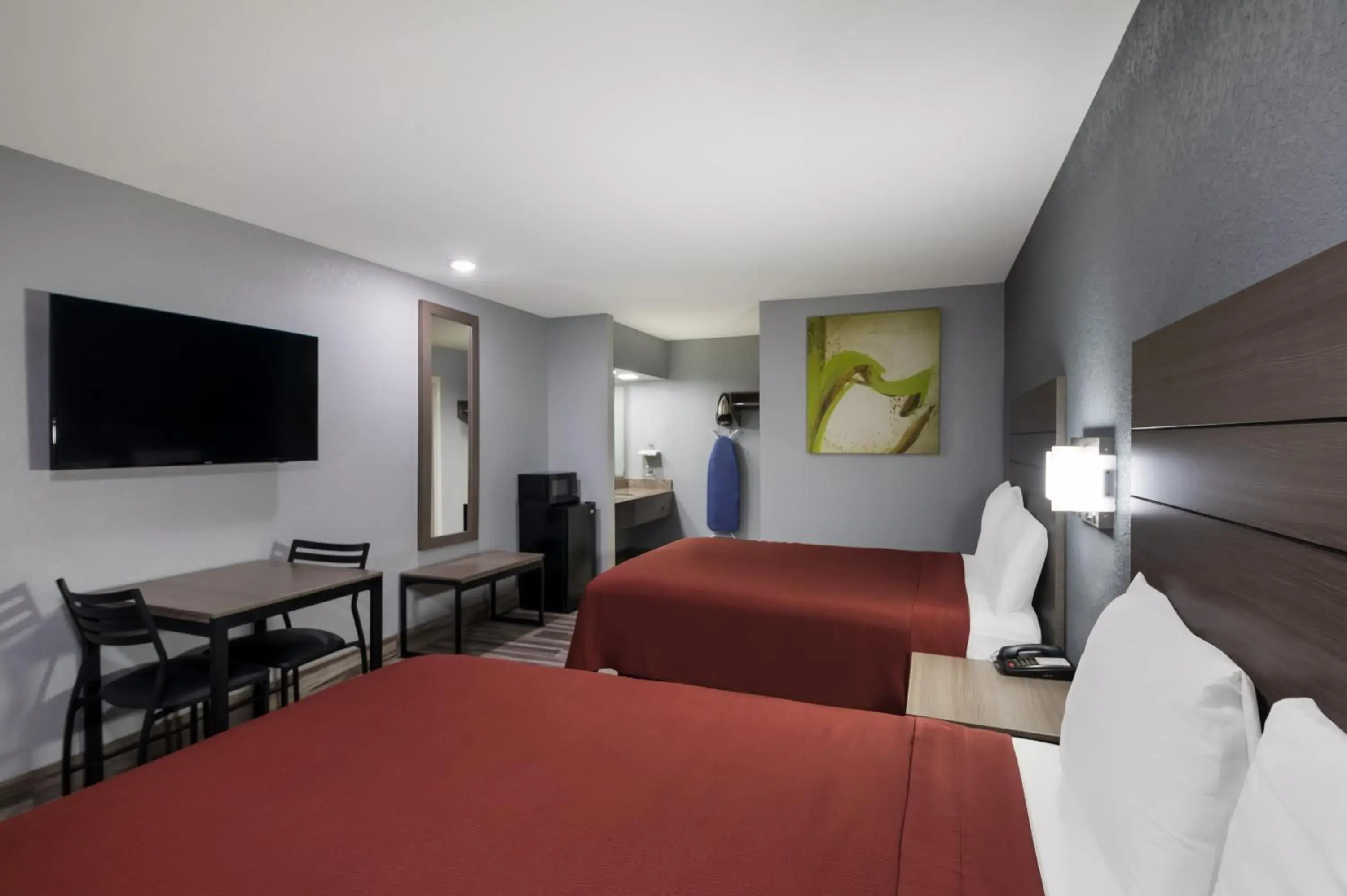 Bed, TV/Entertainment Center in Americas Best Value Inn Buda