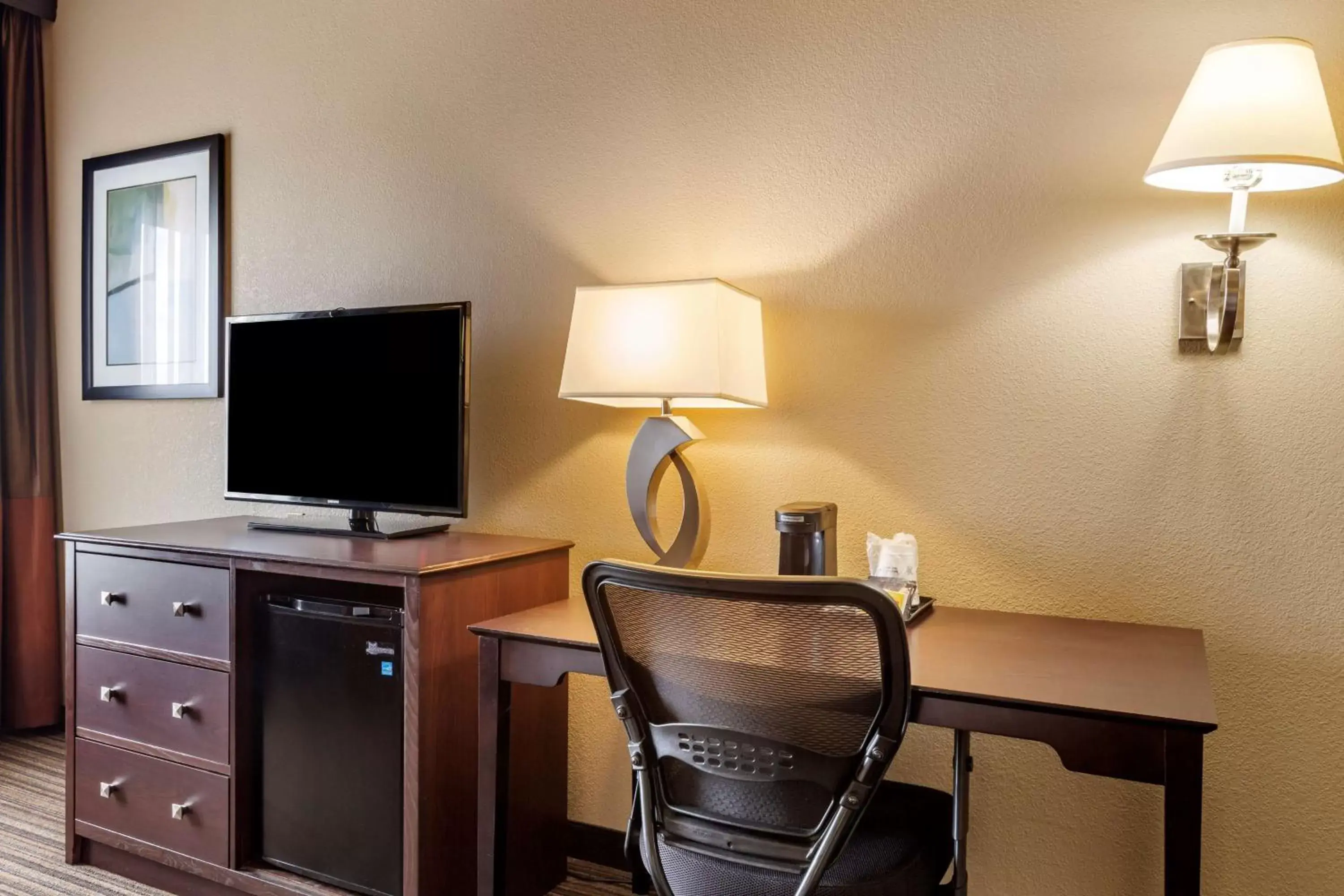 Photo of the whole room, TV/Entertainment Center in Best Western Plus Winslow Inn