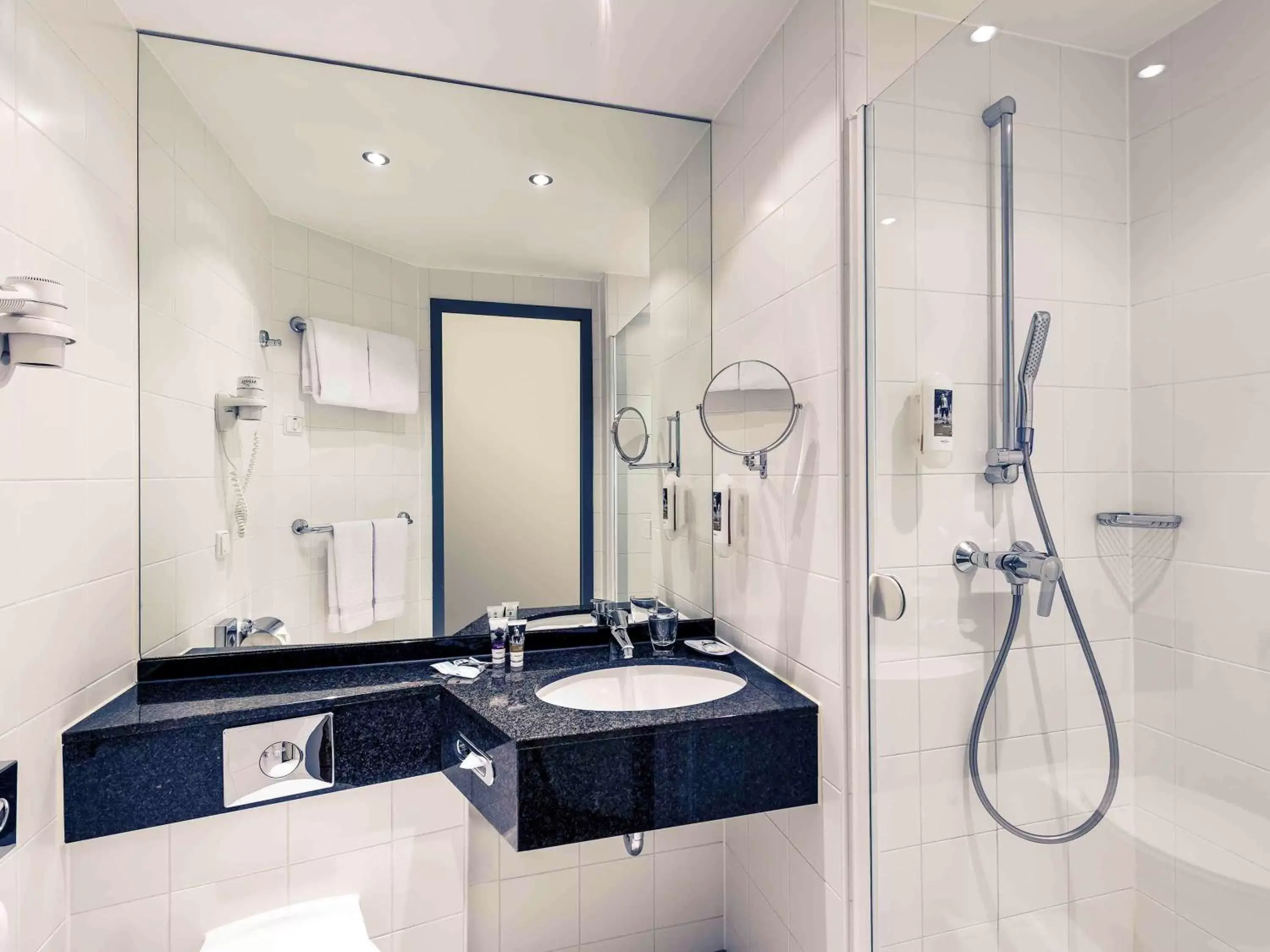 Photo of the whole room, Bathroom in Mercure Hotel Düsseldorf City Nord